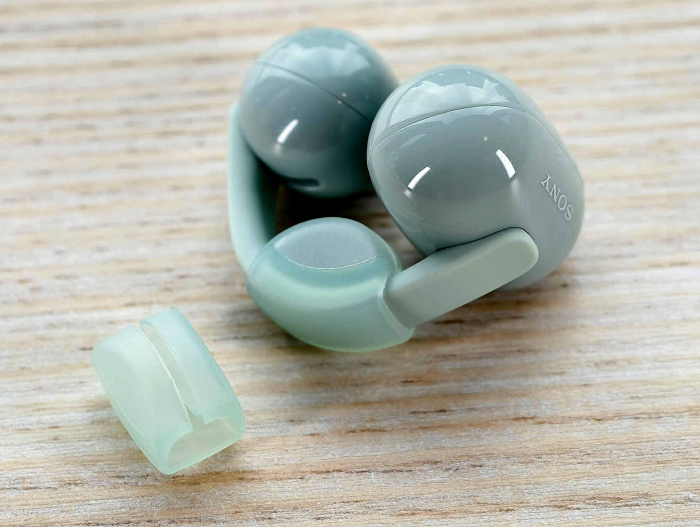 Sony 最新推出的 LinkBuds Clip 無線開放式耳機，採用耳夾式設計，讓用家在享受音樂的同時，仍能清晰感知周遭環境，不用完全隔絕外界聲音，保持自然互動感。