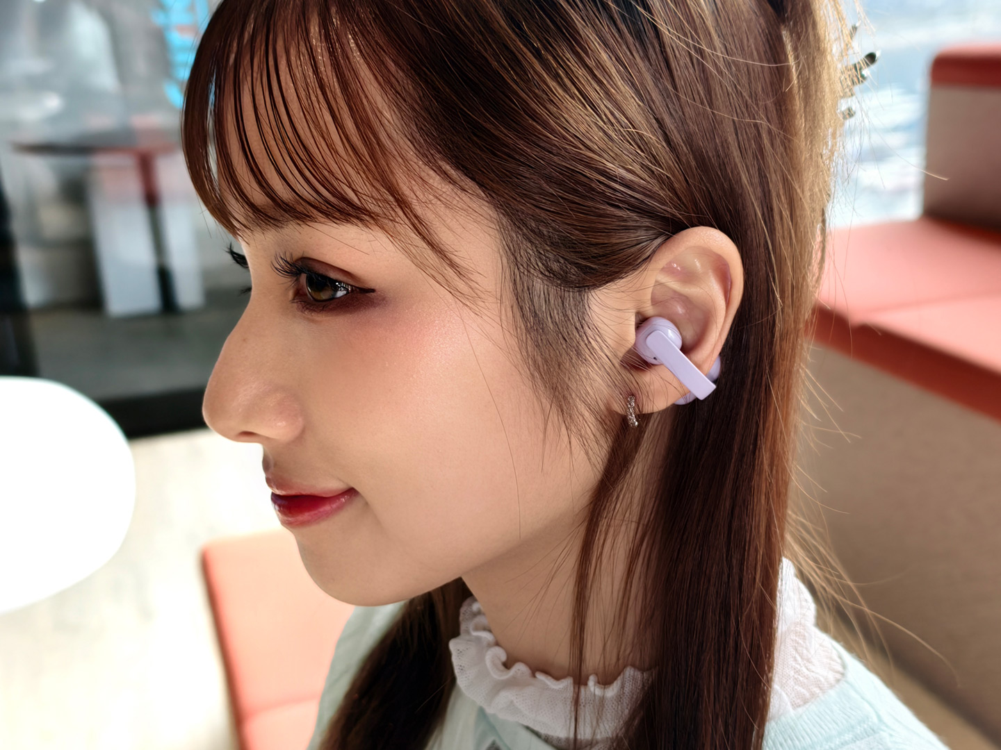 Sony 最新推出的 LinkBuds Clip 無線開放式耳機，採用耳夾式設計，讓用家在享受音樂的同時，仍能清晰感知周遭環境，不用完全隔絕外界聲音，保持自然互動感。