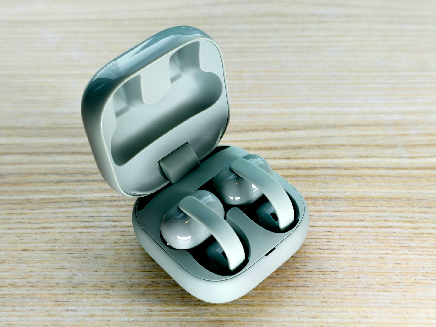 Sony 最新推出的 LinkBuds Clip 無線開放式耳機，採用耳夾式設計，讓用家在享受音樂的同時，仍能清晰感知周遭環境，不用完全隔絕外界聲音，保持自然互動感。