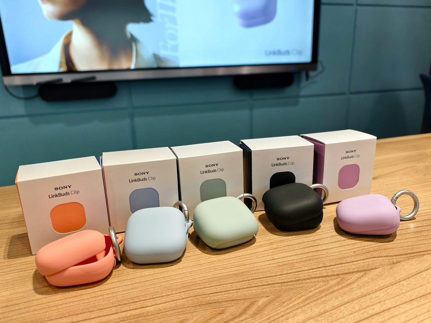 Sony 最新推出的 LinkBuds Clip 無線開放式耳機，採用耳夾式設計，讓用家在享受音樂的同時，仍能清晰感知周遭環境，不用完全隔絕外界聲音，保持自然互動感。