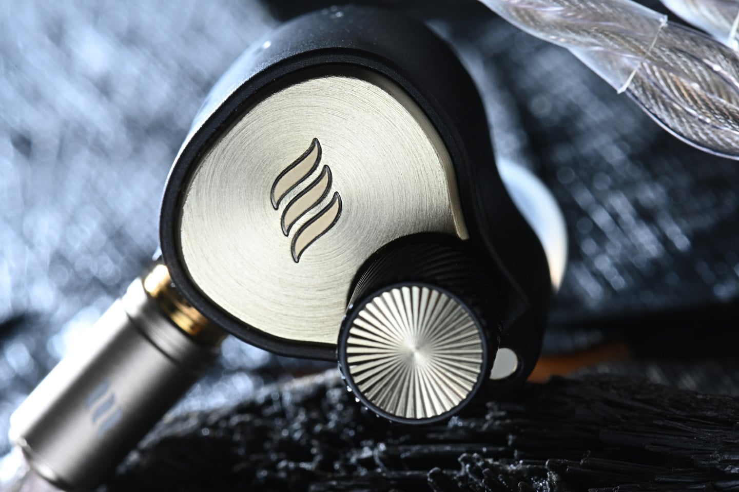 新加坡品牌 Effect Audio 與 FATFreq 聯手推出限量 200 對的 Grand Maestro Anniversary Founders&rsquo; Edition（簡稱 GMA FE），不僅是一次產品的誕生，更像是兩位創辦人關於聲音藝術的深刻交流。Effect Audio 以細膩的線材工藝著稱，FATFreq 則在入耳監聽耳機領域擁有豐富經驗。兩者合作，試圖在聲音細節與整體平衡之間尋找新方向，為旗艦級耳機重新定義。