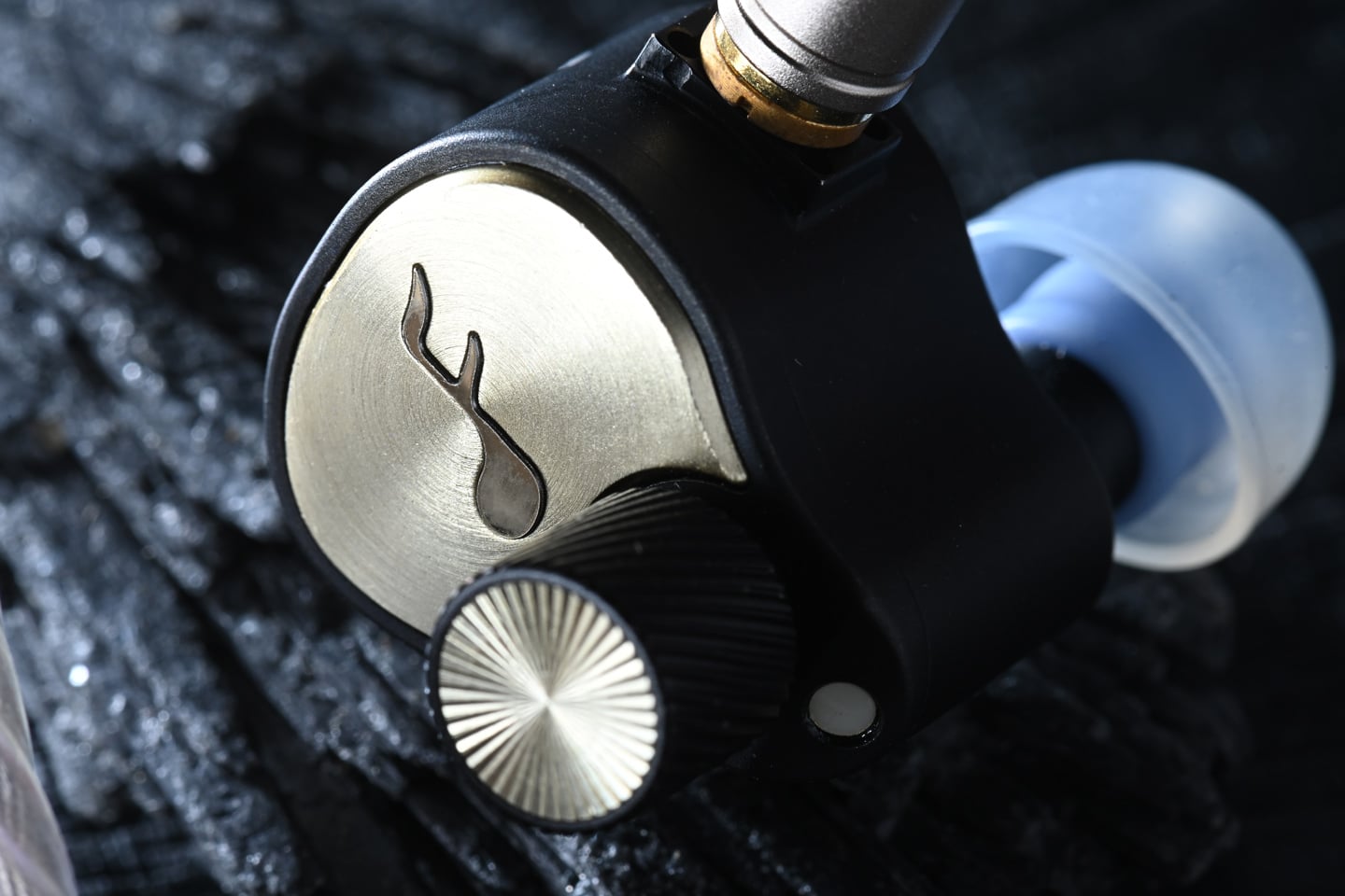 新加坡品牌 Effect Audio 與 FATFreq 聯手推出限量 200 對的 Grand Maestro Anniversary Founders&rsquo; Edition（簡稱 GMA FE），不僅是一次產品的誕生，更像是兩位創辦人關於聲音藝術的深刻交流。Effect Audio 以細膩的線材工藝著稱，FATFreq 則在入耳監聽耳機領域擁有豐富經驗。兩者合作，試圖在聲音細節與整體平衡之間尋找新方向，為旗艦級耳機重新定義。