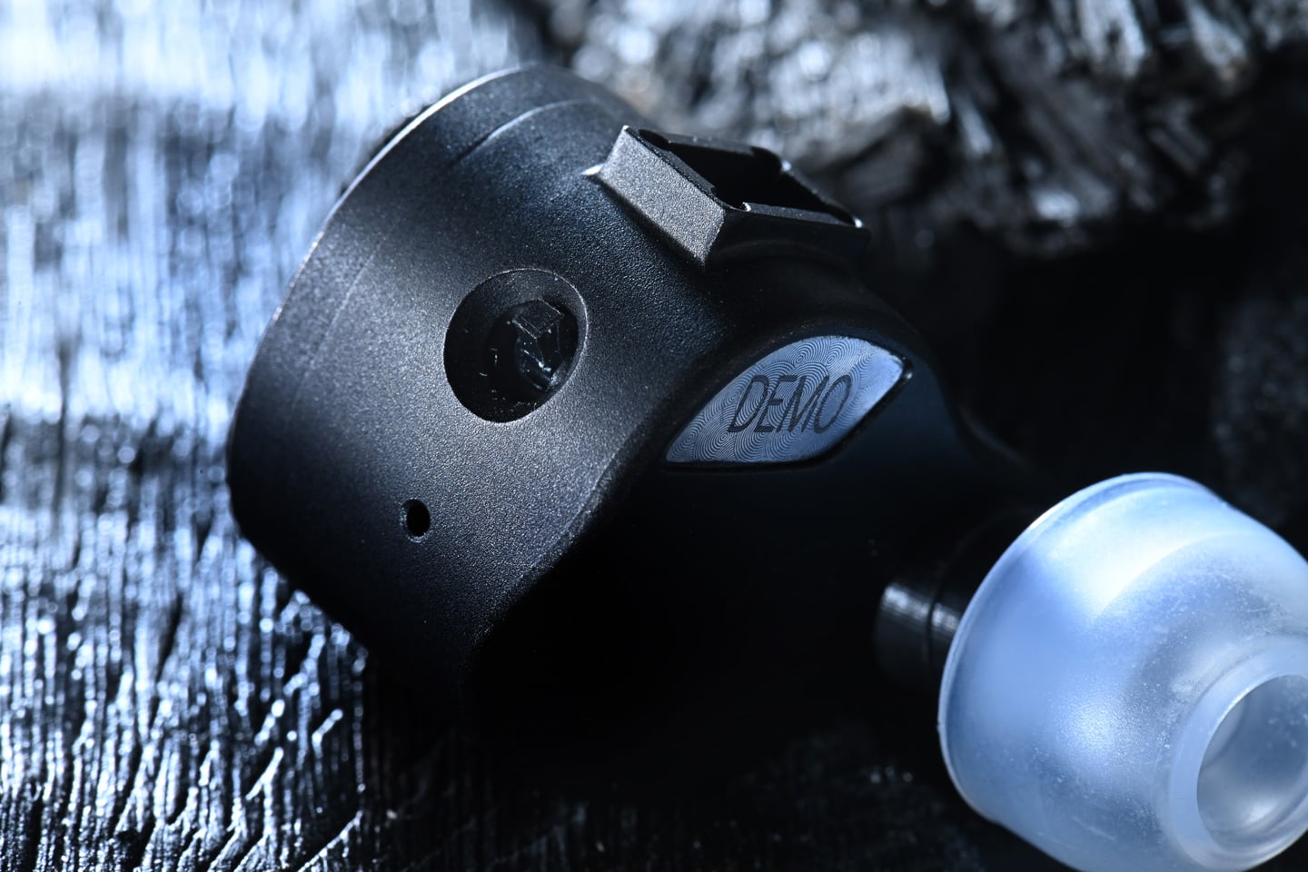 新加坡品牌 Effect Audio 與 FATFreq 聯手推出限量 200 對的 Grand Maestro Anniversary Founders&rsquo; Edition（簡稱 GMA FE），不僅是一次產品的誕生，更像是兩位創辦人關於聲音藝術的深刻交流。Effect Audio 以細膩的線材工藝著稱，FATFreq 則在入耳監聽耳機領域擁有豐富經驗。兩者合作，試圖在聲音細節與整體平衡之間尋找新方向，為旗艦級耳機重新定義。