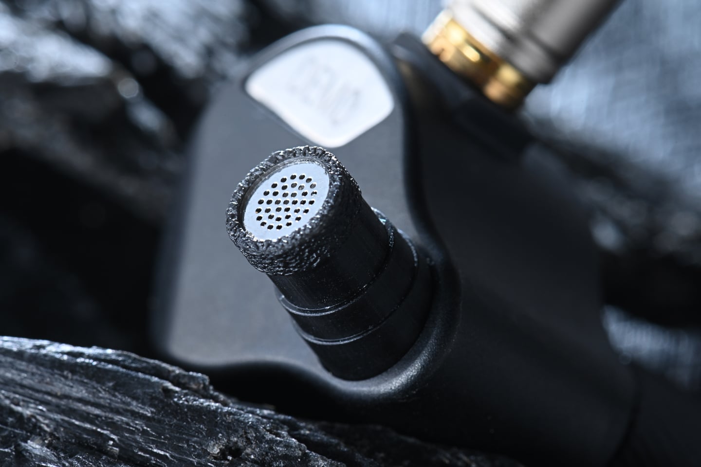 新加坡品牌 Effect Audio 與 FATFreq 聯手推出限量 200 對的 Grand Maestro Anniversary Founders&rsquo; Edition（簡稱 GMA FE），不僅是一次產品的誕生，更像是兩位創辦人關於聲音藝術的深刻交流。Effect Audio 以細膩的線材工藝著稱，FATFreq 則在入耳監聽耳機領域擁有豐富經驗。兩者合作，試圖在聲音細節與整體平衡之間尋找新方向，為旗艦級耳機重新定義。