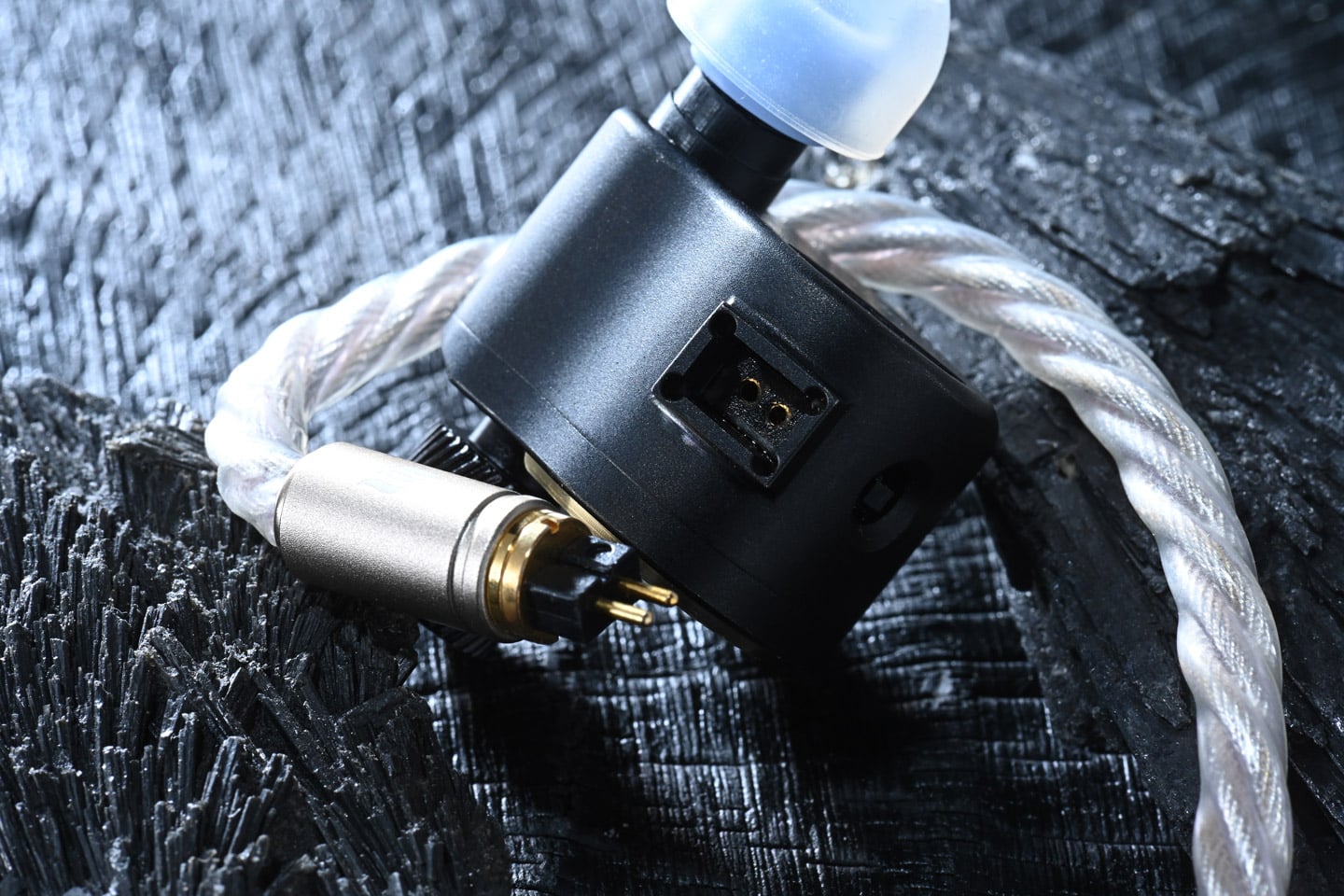 新加坡品牌 Effect Audio 與 FATFreq 聯手推出限量 200 對的 Grand Maestro Anniversary Founders&rsquo; Edition（簡稱 GMA FE），不僅是一次產品的誕生，更像是兩位創辦人關於聲音藝術的深刻交流。Effect Audio 以細膩的線材工藝著稱，FATFreq 則在入耳監聽耳機領域擁有豐富經驗。兩者合作，試圖在聲音細節與整體平衡之間尋找新方向，為旗艦級耳機重新定義。