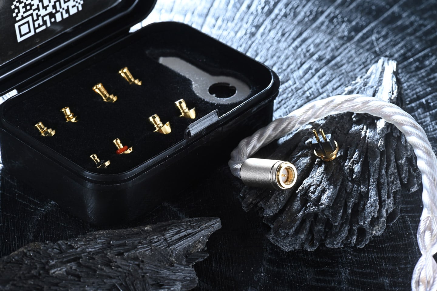新加坡品牌 Effect Audio 與 FATFreq 聯手推出限量 200 對的 Grand Maestro Anniversary Founders&rsquo; Edition（簡稱 GMA FE），不僅是一次產品的誕生，更像是兩位創辦人關於聲音藝術的深刻交流。Effect Audio 以細膩的線材工藝著稱，FATFreq 則在入耳監聽耳機領域擁有豐富經驗。兩者合作，試圖在聲音細節與整體平衡之間尋找新方向，為旗艦級耳機重新定義。