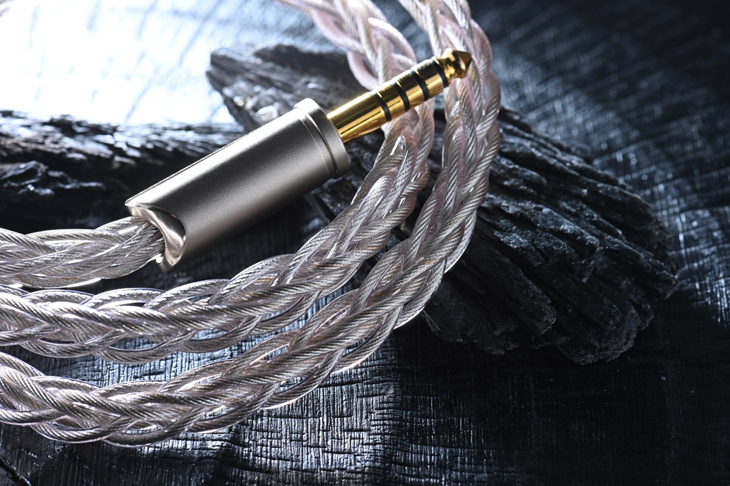 新加坡品牌 Effect Audio 與 FATFreq 聯手推出限量 200 對的 Grand Maestro Anniversary Founders&rsquo; Edition（簡稱 GMA FE），不僅是一次產品的誕生，更像是兩位創辦人關於聲音藝術的深刻交流。Effect Audio 以細膩的線材工藝著稱，FATFreq 則在入耳監聽耳機領域擁有豐富經驗。兩者合作，試圖在聲音細節與整體平衡之間尋找新方向，為旗艦級耳機重新定義。