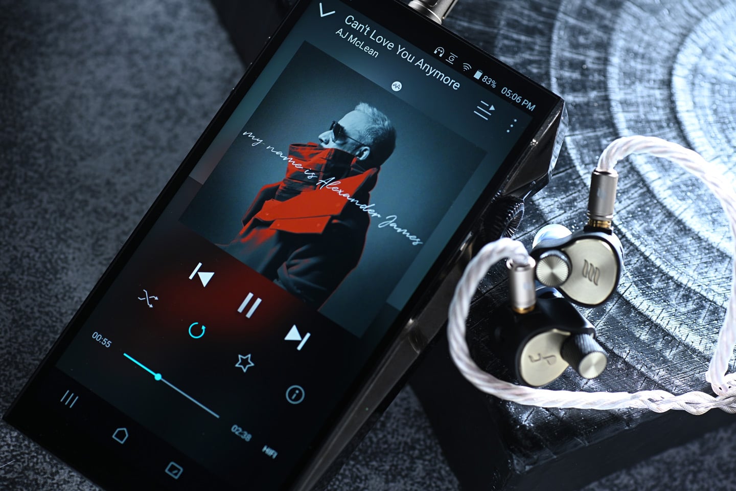 新加坡品牌 Effect Audio 與 FATFreq 聯手推出限量 200 對的 Grand Maestro Anniversary Founders&rsquo; Edition（簡稱 GMA FE），不僅是一次產品的誕生，更像是兩位創辦人關於聲音藝術的深刻交流。Effect Audio 以細膩的線材工藝著稱，FATFreq 則在入耳監聽耳機領域擁有豐富經驗。兩者合作，試圖在聲音細節與整體平衡之間尋找新方向，為旗艦級耳機重新定義。