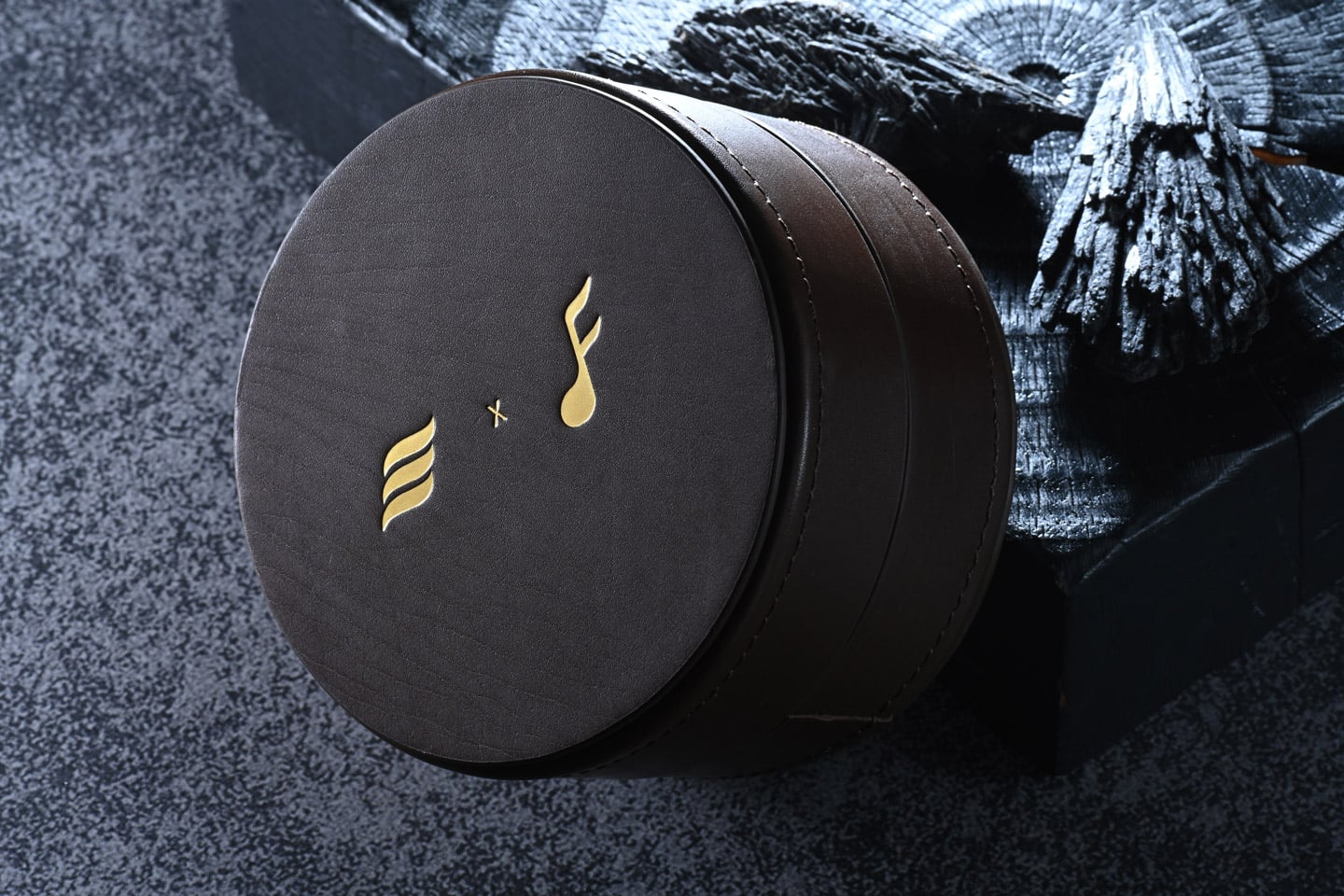 新加坡品牌 Effect Audio 與 FATFreq 聯手推出限量 200 對的 Grand Maestro Anniversary Founders&rsquo; Edition（簡稱 GMA FE），不僅是一次產品的誕生，更像是兩位創辦人關於聲音藝術的深刻交流。Effect Audio 以細膩的線材工藝著稱，FATFreq 則在入耳監聽耳機領域擁有豐富經驗。兩者合作，試圖在聲音細節與整體平衡之間尋找新方向，為旗艦級耳機重新定義。
