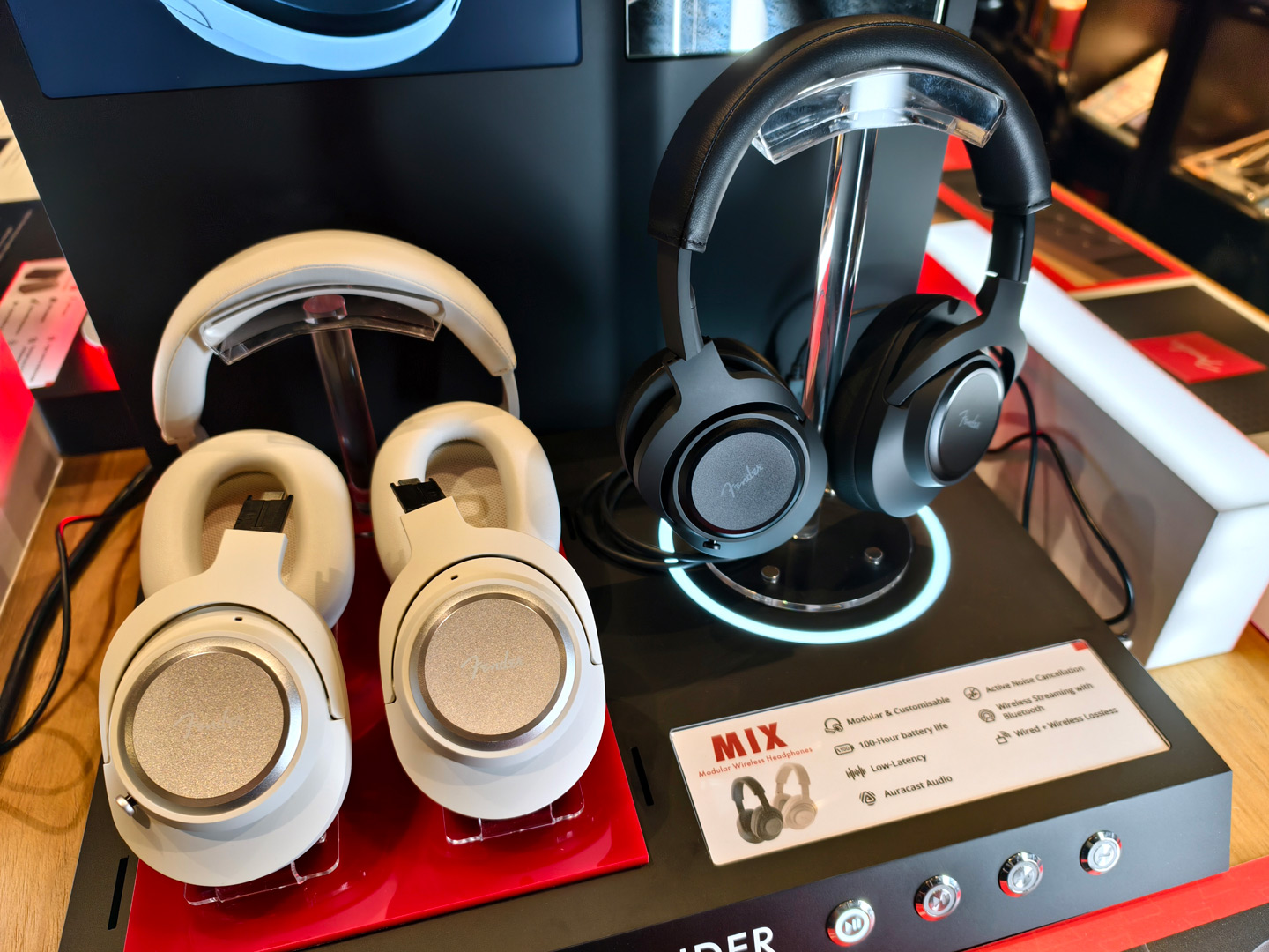 美國品牌 Fender Audio 近日帶來兩款備受注目的新品&mdash;&mdash;首款主動式降噪頭戴藍牙耳機 MIX，以及多功能藍牙喇叭系列 ELIE 6 和 ELIE 12。這些產品不僅延續品牌逾 70 年的音樂精神，更在設計與功能上各有特色，為用家帶來不同的聆聽享受。