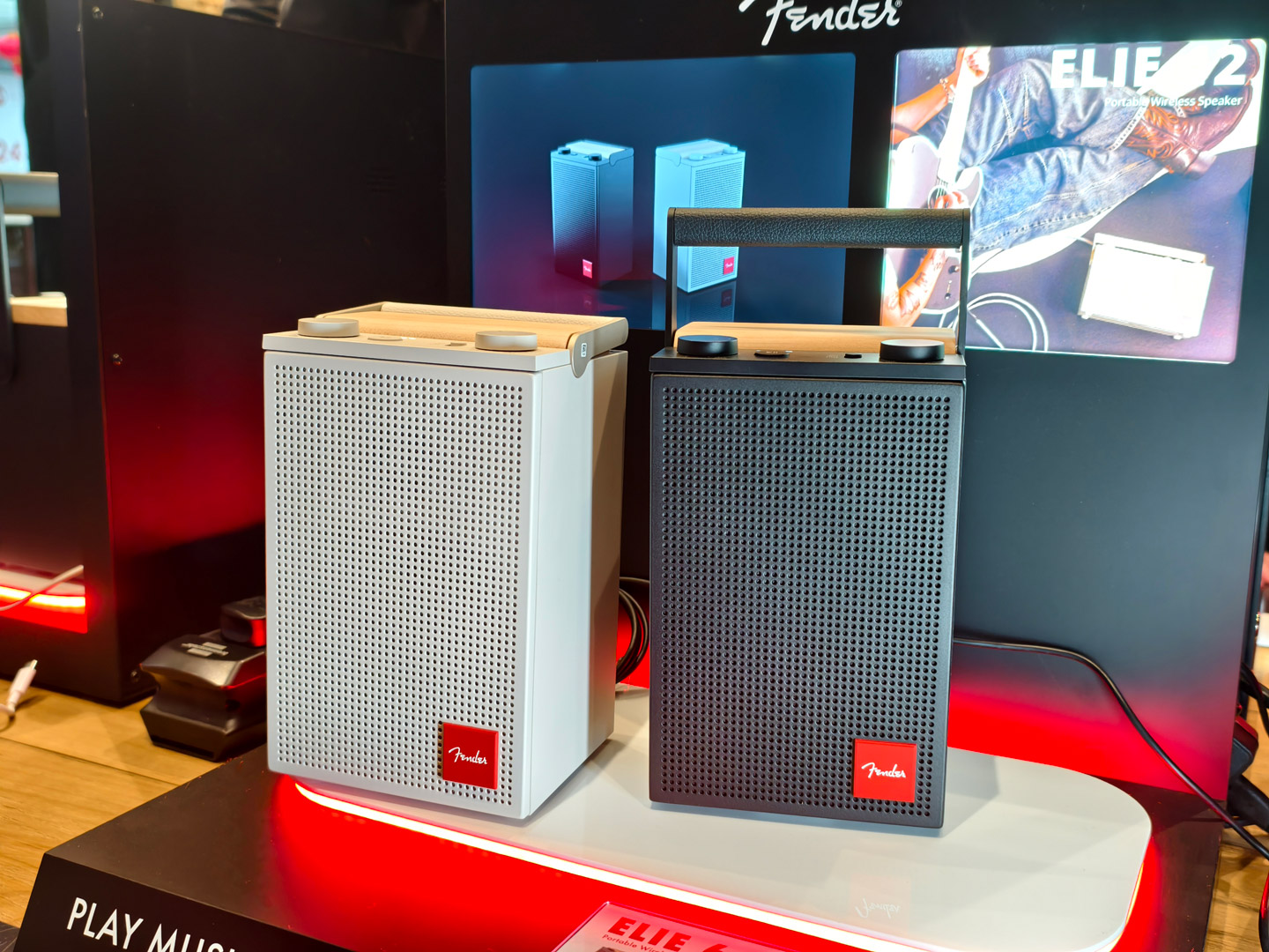 美國品牌 Fender Audio 近日帶來兩款備受注目的新品&mdash;&mdash;首款主動式降噪頭戴藍牙耳機 MIX，以及多功能藍牙喇叭系列 ELIE 6 和 ELIE 12。這些產品不僅延續品牌逾 70 年的音樂精神，更在設計與功能上各有特色，為用家帶來不同的聆聽享受。