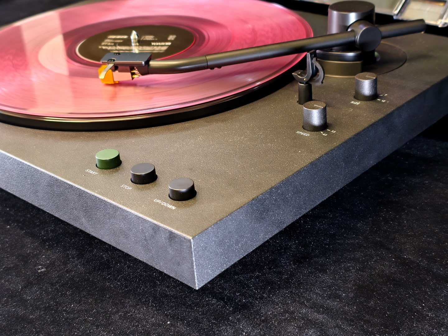 十年前，Sony 曾在香港推出深受音響愛好者喜愛的黑膠唱盤 PS-HX500。時隔一個十年，Sony 今日（2 月 11 日）再度推出全新黑膠唱盤 PS-LX5BT，為入門用家及音響愛好者帶來兼具無線連接與高品質音效的產品。
