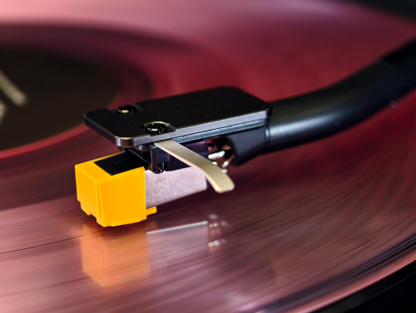 十年前，Sony 曾在香港推出深受音響愛好者喜愛的黑膠唱盤 PS-HX500。時隔一個十年，Sony 今日（2 月 11 日）再度推出全新黑膠唱盤 PS-LX5BT，為入門用家及音響愛好者帶來兼具無線連接與高品質音效的產品。