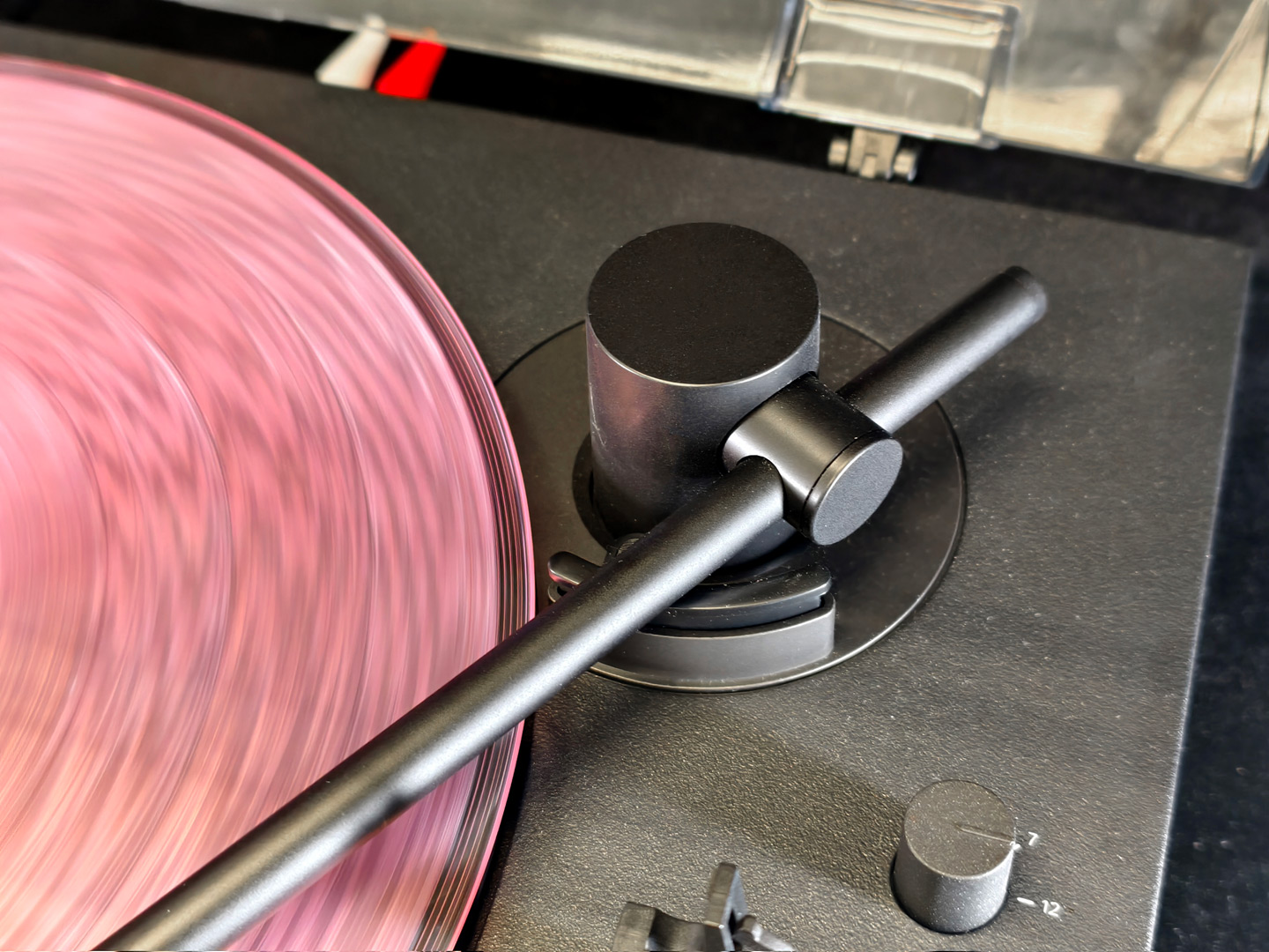 十年前，Sony 曾在香港推出深受音響愛好者喜愛的黑膠唱盤 PS-HX500。時隔一個十年，Sony 今日（2 月 11 日）再度推出全新黑膠唱盤 PS-LX5BT，為入門用家及音響愛好者帶來兼具無線連接與高品質音效的產品。
