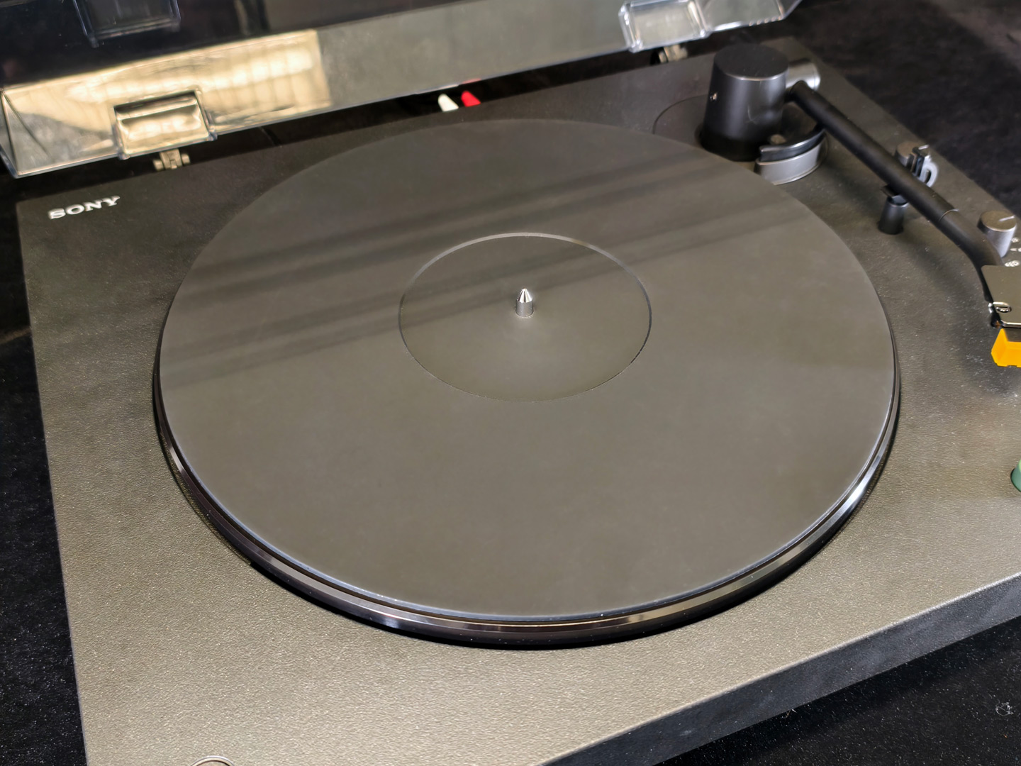 十年前，Sony 曾在香港推出深受音響愛好者喜愛的黑膠唱盤 PS-HX500。時隔一個十年，Sony 今日（2 月 11 日）再度推出全新黑膠唱盤 PS-LX5BT，為入門用家及音響愛好者帶來兼具無線連接與高品質音效的產品。
