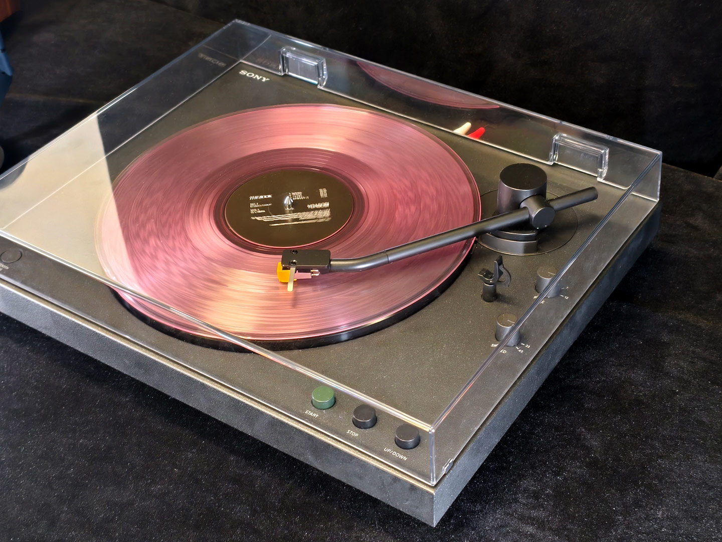 十年前，Sony 曾在香港推出深受音響愛好者喜愛的黑膠唱盤 PS-HX500。時隔一個十年，Sony 今日（2 月 11 日）再度推出全新黑膠唱盤 PS-LX5BT，為入門用家及音響愛好者帶來兼具無線連接與高品質音效的產品。