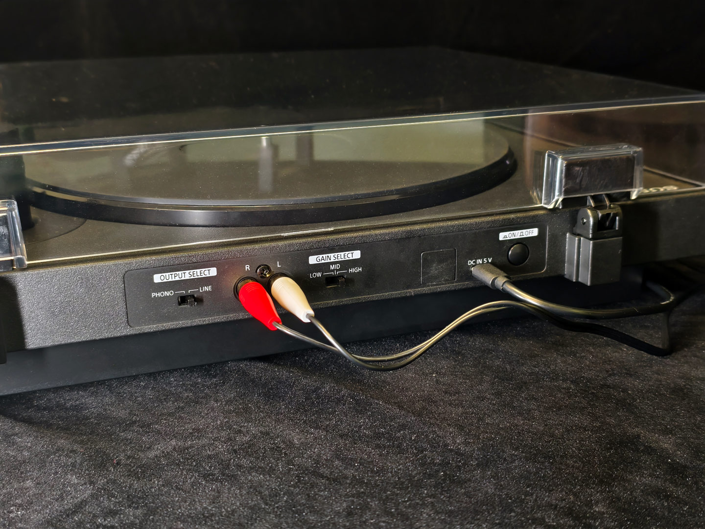 十年前，Sony 曾在香港推出深受音響愛好者喜愛的黑膠唱盤 PS-HX500。時隔一個十年，Sony 今日（2 月 11 日）再度推出全新黑膠唱盤 PS-LX5BT，為入門用家及音響愛好者帶來兼具無線連接與高品質音效的產品。