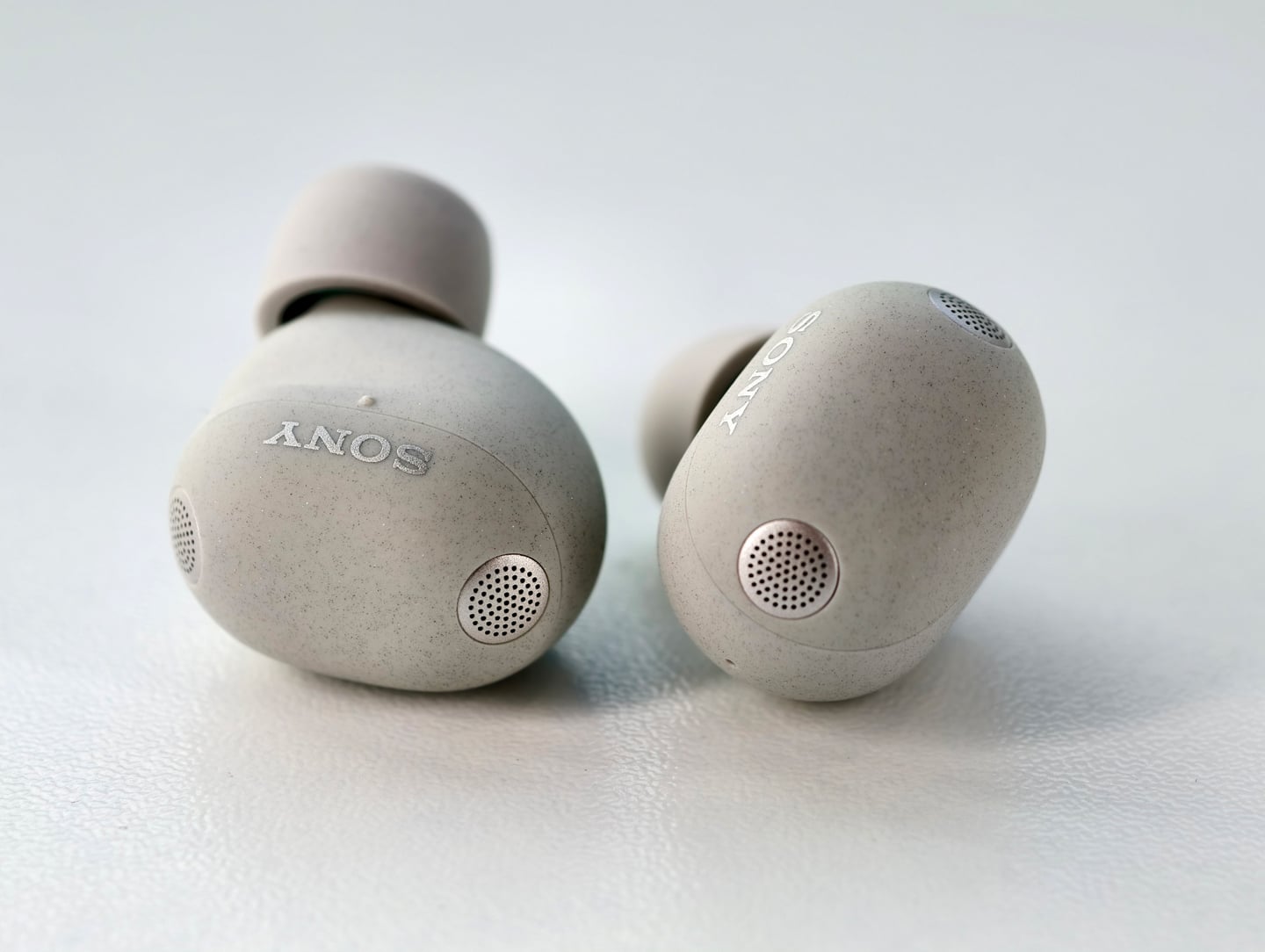 Sony 最新推出的 WF-1000XM6 真無線耳機，繼續鞏固其在降噪技術與音質表現上的領先地位。耳機不僅配備了全新開發的 HD 降噪處理器 QN3e，能夠精準偵測並消除多頻段噪音，帶來更寧靜的聆聽環境，無論是在繁忙街道還是嘈雜的公共交通工具上，都能有效隔絕外界干擾。