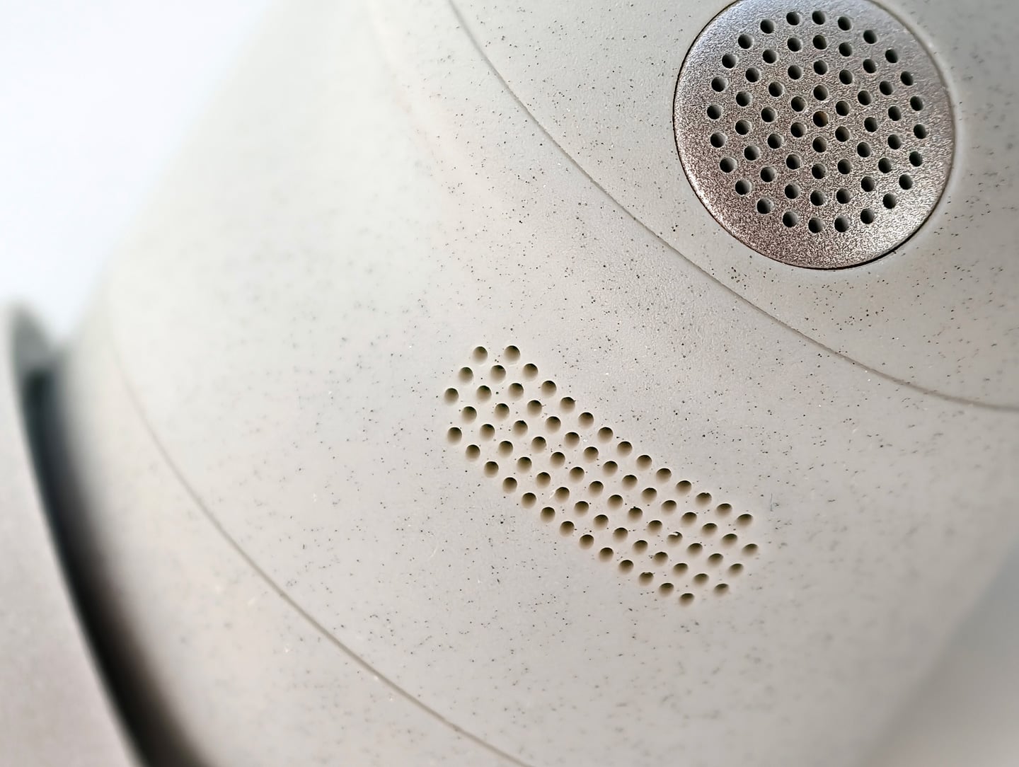 Sony 最新推出的 WF-1000XM6 真無線耳機，繼續鞏固其在降噪技術與音質表現上的領先地位。耳機不僅配備了全新開發的 HD 降噪處理器 QN3e，能夠精準偵測並消除多頻段噪音，帶來更寧靜的聆聽環境，無論是在繁忙街道還是嘈雜的公共交通工具上，都能有效隔絕外界干擾。