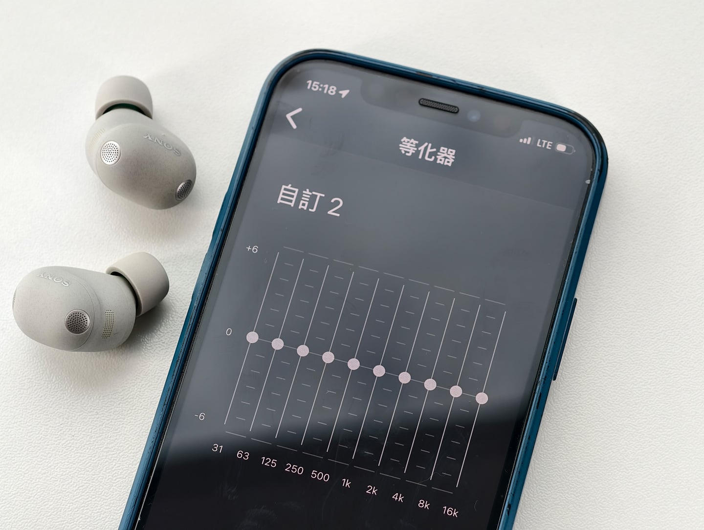 Sony 最新推出的 WF-1000XM6 真無線耳機，繼續鞏固其在降噪技術與音質表現上的領先地位。耳機不僅配備了全新開發的 HD 降噪處理器 QN3e，能夠精準偵測並消除多頻段噪音，帶來更寧靜的聆聽環境，無論是在繁忙街道還是嘈雜的公共交通工具上，都能有效隔絕外界干擾。