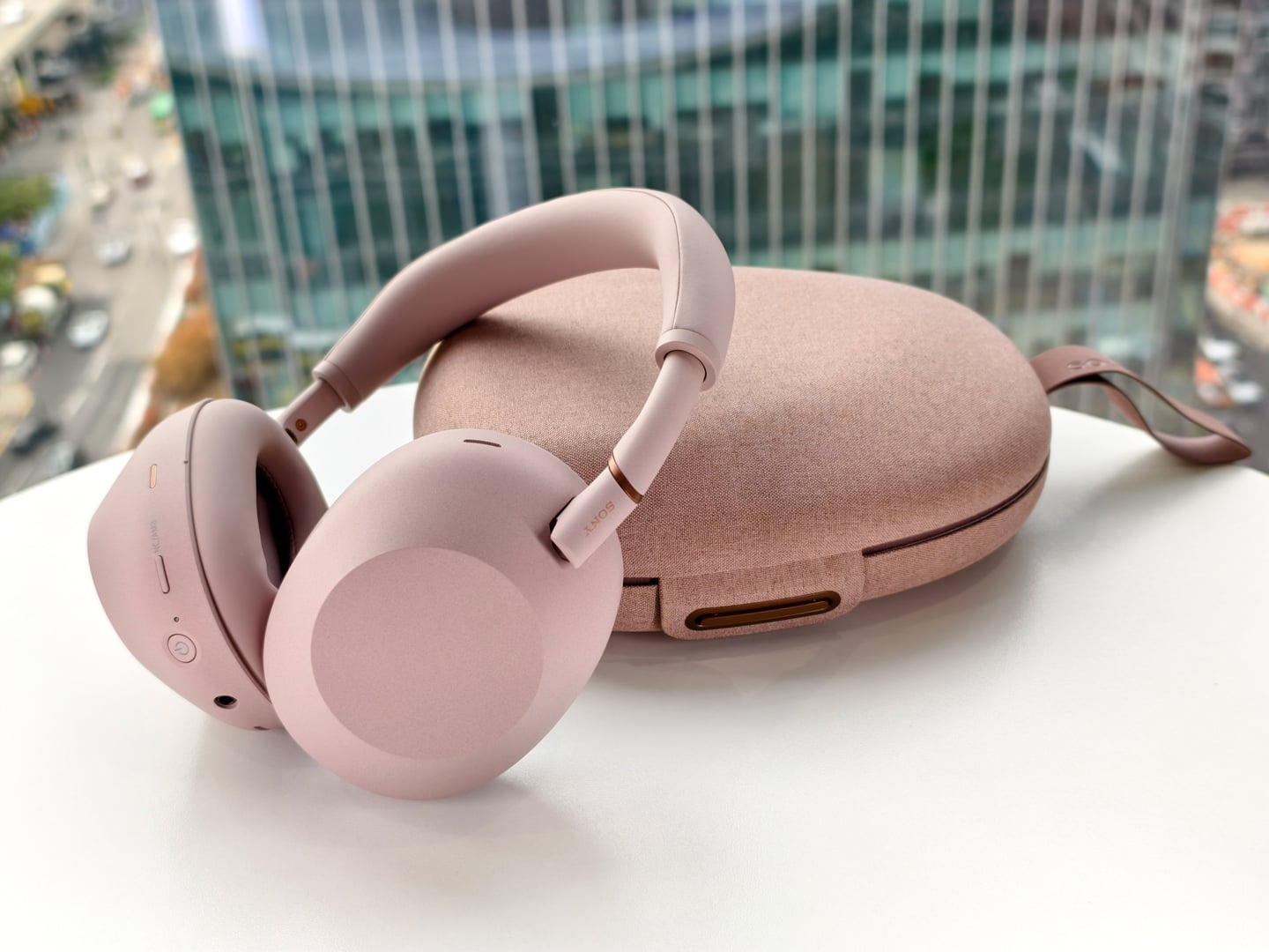 Sony 最新推出的 WF-1000XM6 真無線耳機，繼續鞏固其在降噪技術與音質表現上的領先地位。耳機不僅配備了全新開發的 HD 降噪處理器 QN3e，能夠精準偵測並消除多頻段噪音，帶來更寧靜的聆聽環境，無論是在繁忙街道還是嘈雜的公共交通工具上，都能有效隔絕外界干擾。