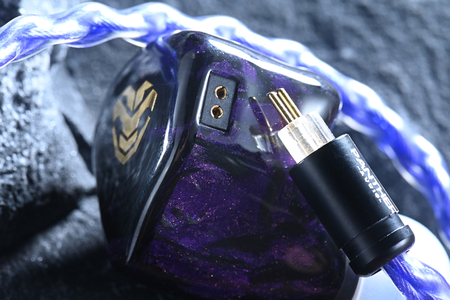 Panther Audio 最新推出的 Luminis DH4 已正式開售，早前它曾在多個耳機展中供玩家試聽，獲得不錯的口碑。新耳機採用紫色幻沙樹脂外殼，每副耳機的紋理都獨一無二，視覺效果相當吸引。當中用上雙圈雙鐵的單元結構，在聲學設計上特別注重低頻的厚度與節奏感，適合喜歡 ACG 或電子音樂的用家。
