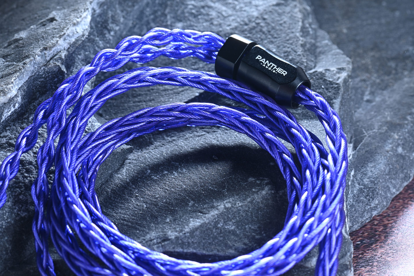 Panther Audio 最新推出的 Luminis DH4 已正式開售，早前它曾在多個耳機展中供玩家試聽，獲得不錯的口碑。新耳機採用紫色幻沙樹脂外殼，每副耳機的紋理都獨一無二，視覺效果相當吸引。當中用上雙圈雙鐵的單元結構，在聲學設計上特別注重低頻的厚度與節奏感，適合喜歡 ACG 或電子音樂的用家。