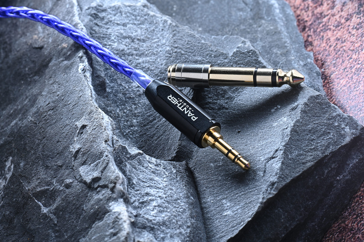 Panther Audio 最新推出的 Luminis DH4 已正式開售，早前它曾在多個耳機展中供玩家試聽，獲得不錯的口碑。新耳機採用紫色幻沙樹脂外殼，每副耳機的紋理都獨一無二，視覺效果相當吸引。當中用上雙圈雙鐵的單元結構，在聲學設計上特別注重低頻的厚度與節奏感，適合喜歡 ACG 或電子音樂的用家。