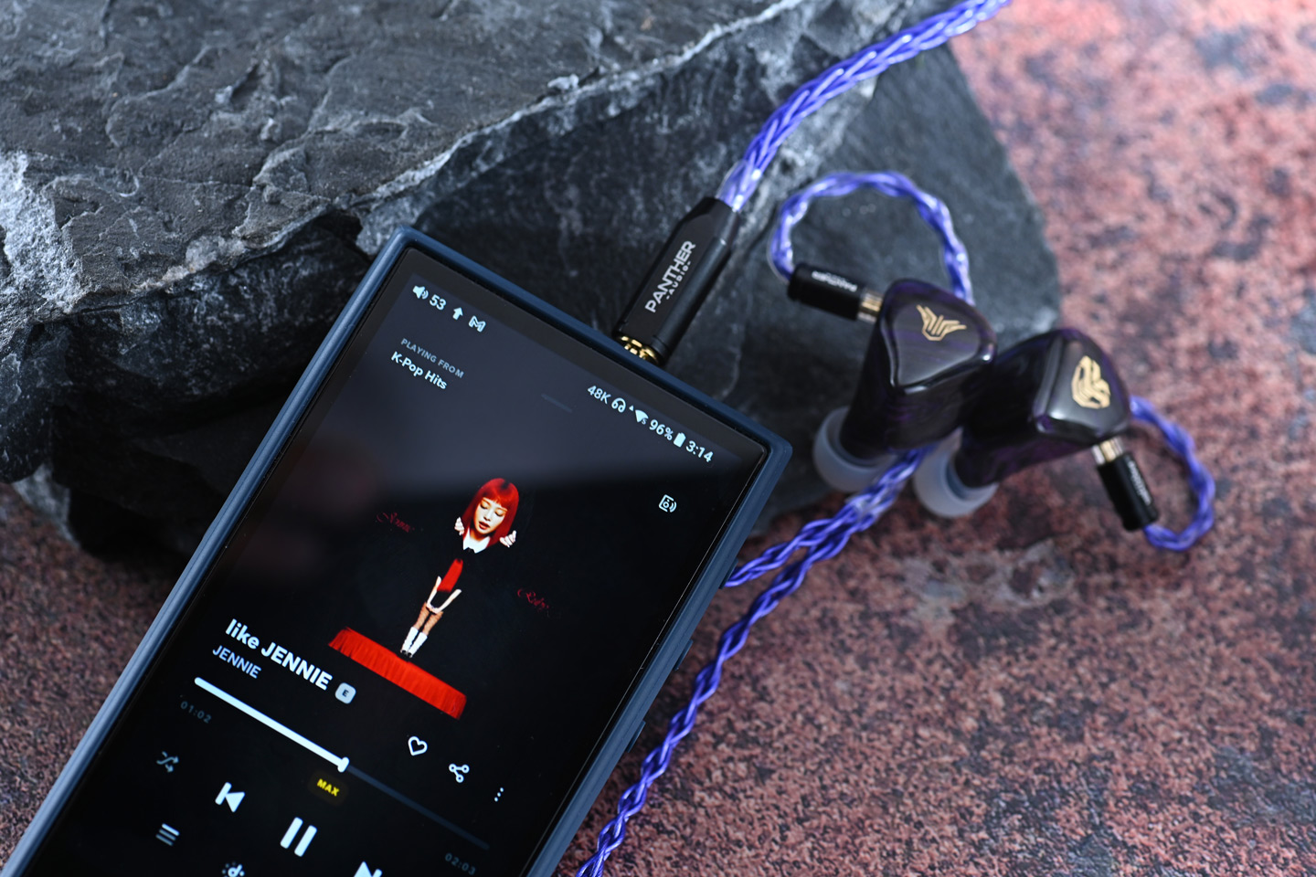 Panther Audio 最新推出的 Luminis DH4 已正式開售，早前它曾在多個耳機展中供玩家試聽，獲得不錯的口碑。新耳機採用紫色幻沙樹脂外殼，每副耳機的紋理都獨一無二，視覺效果相當吸引。當中用上雙圈雙鐵的單元結構，在聲學設計上特別注重低頻的厚度與節奏感，適合喜歡 ACG 或電子音樂的用家。