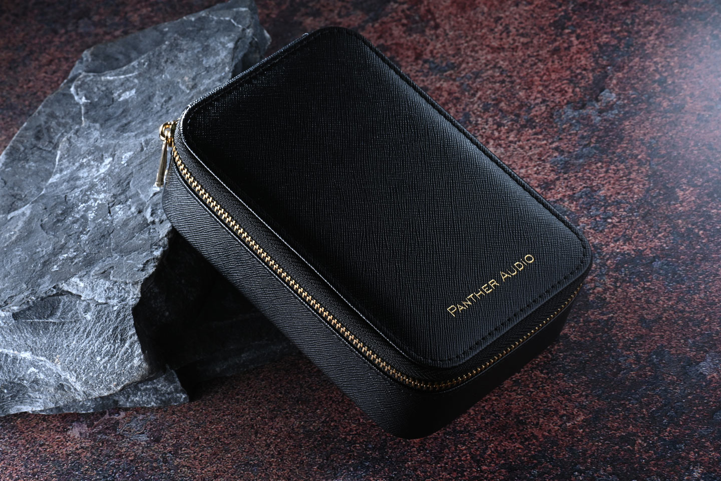 Panther Audio 最新推出的 Luminis DH4 已正式開售，早前它曾在多個耳機展中供玩家試聽，獲得不錯的口碑。新耳機採用紫色幻沙樹脂外殼，每副耳機的紋理都獨一無二，視覺效果相當吸引。當中用上雙圈雙鐵的單元結構，在聲學設計上特別注重低頻的厚度與節奏感，適合喜歡 ACG 或電子音樂的用家。