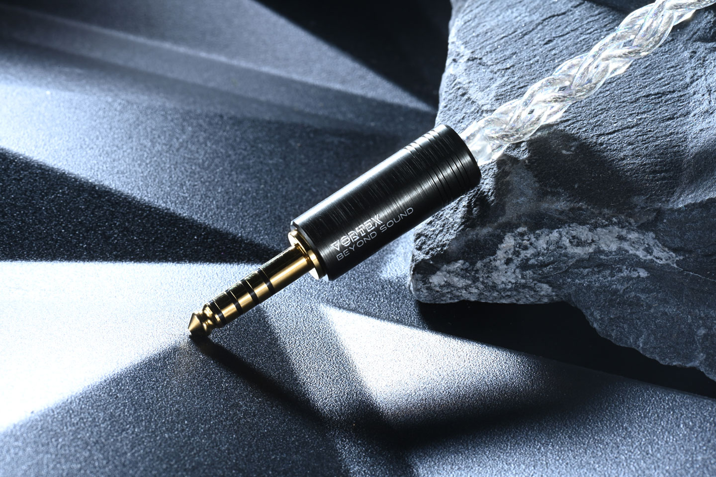 Vortex Cables 於 2025 年推出 Zenith Series，Genesis 作為其中的旗艦線材，以單晶純銀為核心，帶來一種回歸音樂本質的純粹感。品牌放棄過往複雜的多材質混合，專注於單一材質的純淨傳導，力求在細節與情感的還原上有所突破。