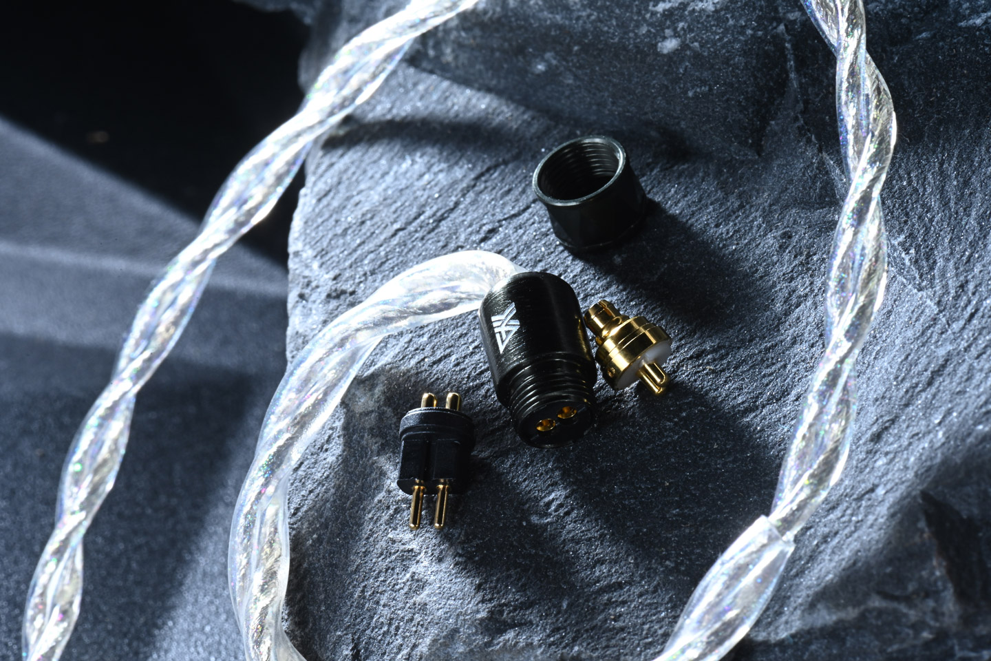 Vortex Cables 於 2025 年推出 Zenith Series，Genesis 作為其中的旗艦線材，以單晶純銀為核心，帶來一種回歸音樂本質的純粹感。品牌放棄過往複雜的多材質混合，專注於單一材質的純淨傳導，力求在細節與情感的還原上有所突破。