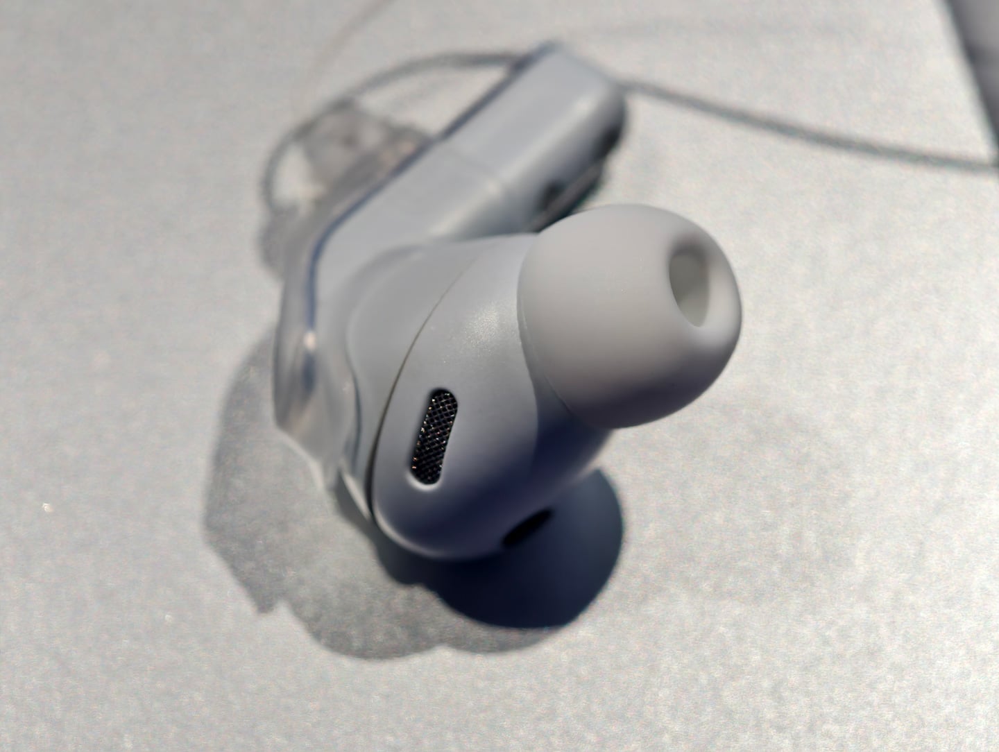 Samsung 最新推出的 Galaxy Buds4 系列無線耳機，為市場帶來兩款兼備先進 AI 技術與頂級音質的選擇──Galaxy Buds4 Pro 與 Galaxy Buds4。這兩款耳機分別採用入耳式與半開放式設計，讓用家可隨個人喜好及使用環境，靈活挑選最合適的佩戴方式。