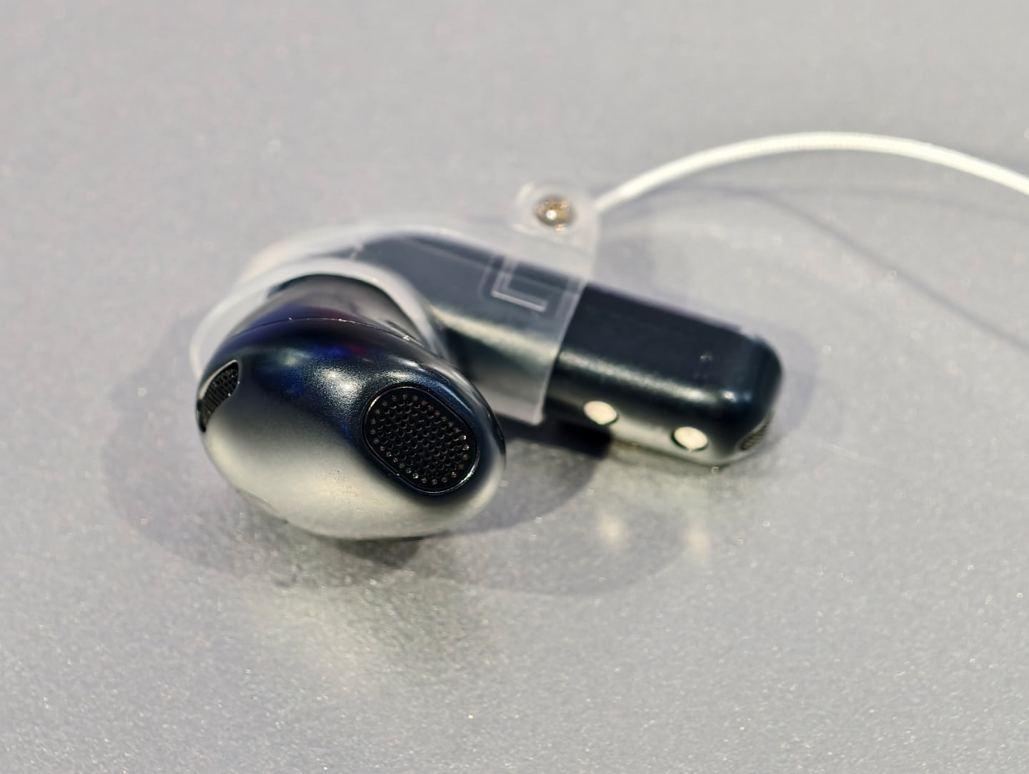 Samsung 最新推出的 Galaxy Buds4 系列無線耳機，為市場帶來兩款兼備先進 AI 技術與頂級音質的選擇──Galaxy Buds4 Pro 與 Galaxy Buds4。這兩款耳機分別採用入耳式與半開放式設計，讓用家可隨個人喜好及使用環境，靈活挑選最合適的佩戴方式。