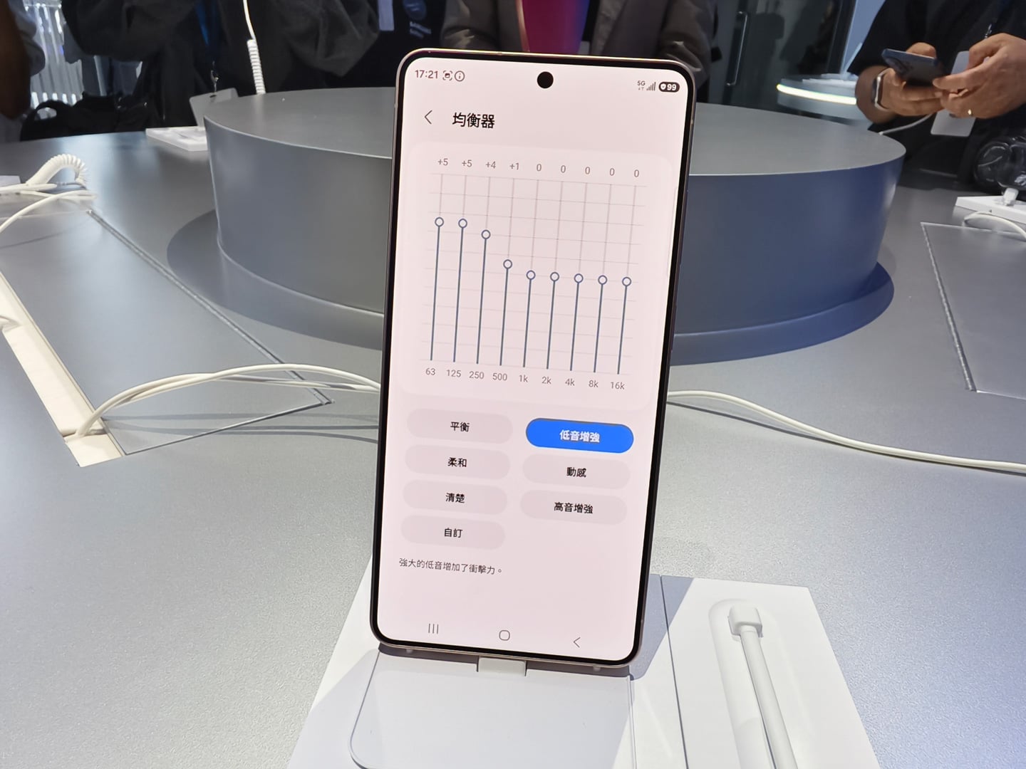 Samsung 最新推出的 Galaxy Buds4 系列無線耳機，為市場帶來兩款兼備先進 AI 技術與頂級音質的選擇──Galaxy Buds4 Pro 與 Galaxy Buds4。這兩款耳機分別採用入耳式與半開放式設計，讓用家可隨個人喜好及使用環境，靈活挑選最合適的佩戴方式。