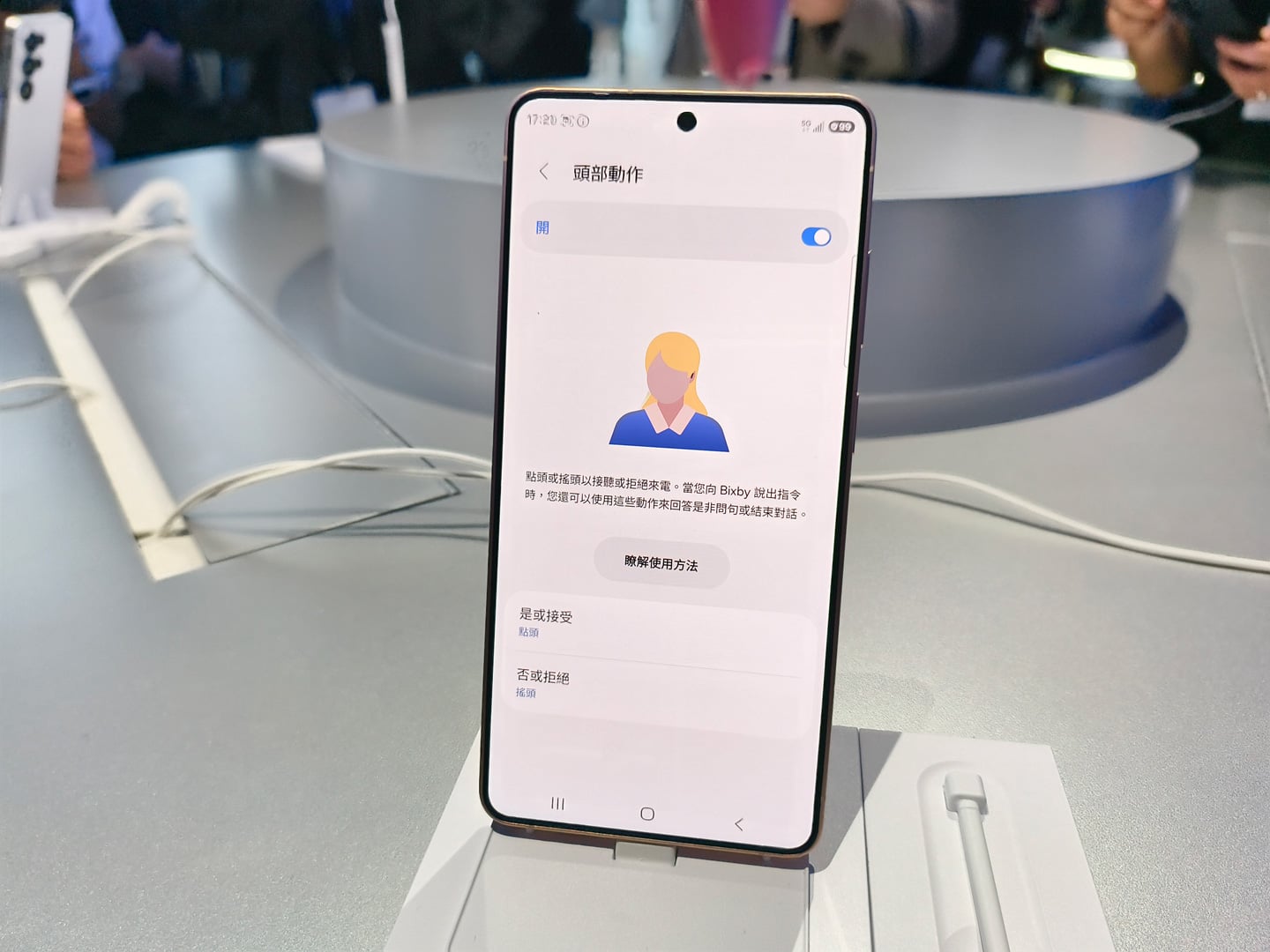 Samsung 最新推出的 Galaxy Buds4 系列無線耳機，為市場帶來兩款兼備先進 AI 技術與頂級音質的選擇──Galaxy Buds4 Pro 與 Galaxy Buds4。這兩款耳機分別採用入耳式與半開放式設計，讓用家可隨個人喜好及使用環境，靈活挑選最合適的佩戴方式。