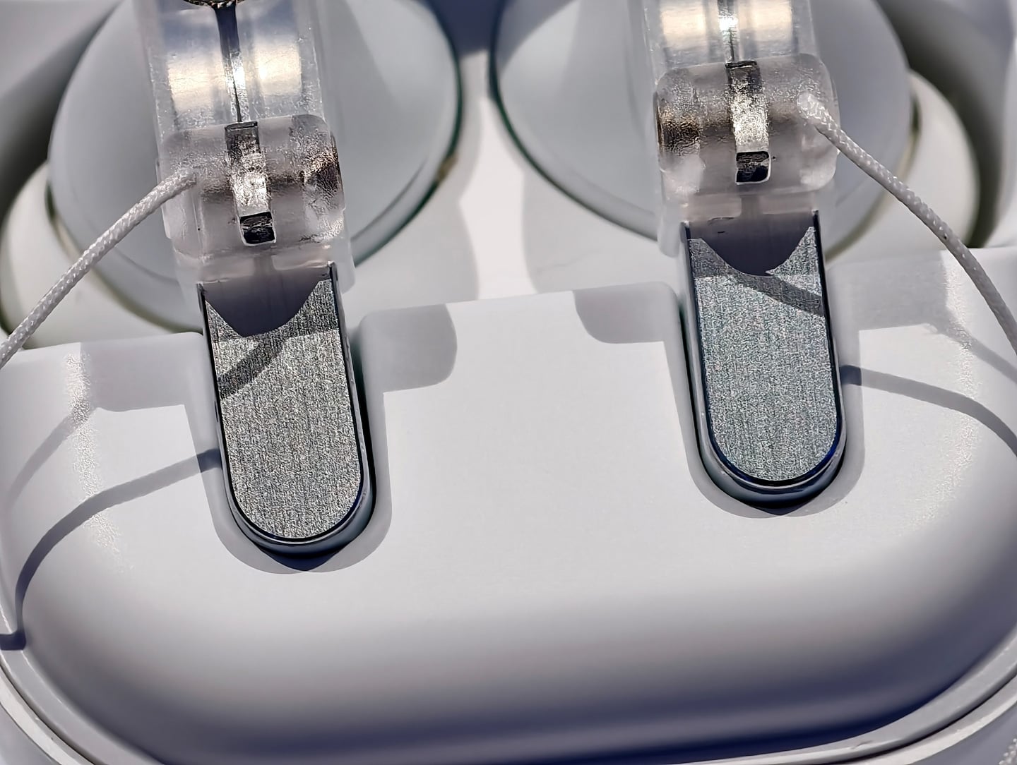 Samsung 最新推出的 Galaxy Buds4 系列無線耳機，為市場帶來兩款兼備先進 AI 技術與頂級音質的選擇──Galaxy Buds4 Pro 與 Galaxy Buds4。這兩款耳機分別採用入耳式與半開放式設計，讓用家可隨個人喜好及使用環境，靈活挑選最合適的佩戴方式。