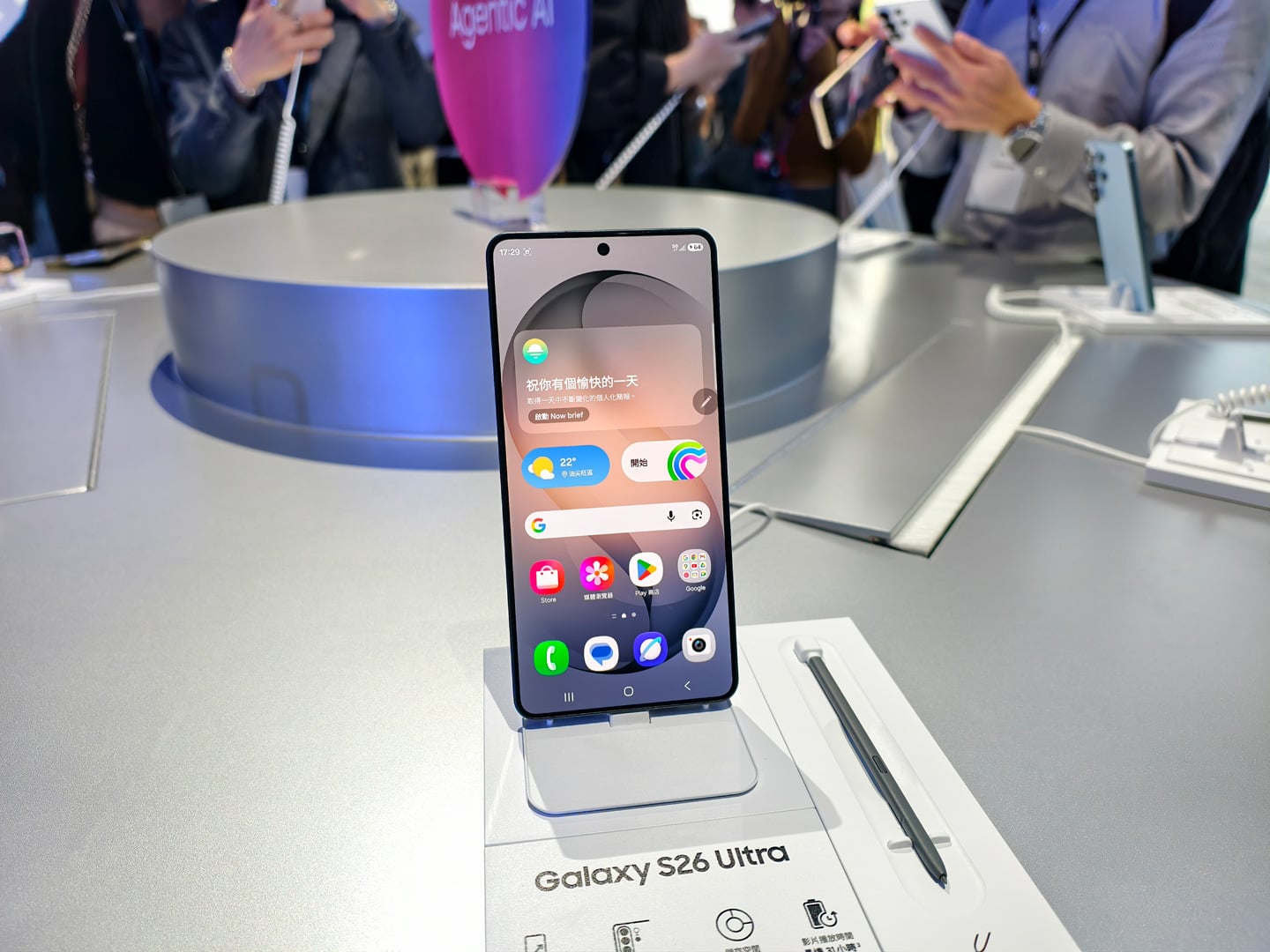 Samsung 最新推出的 Galaxy Buds4 系列無線耳機，為市場帶來兩款兼備先進 AI 技術與頂級音質的選擇──Galaxy Buds4 Pro 與 Galaxy Buds4。這兩款耳機分別採用入耳式與半開放式設計，讓用家可隨個人喜好及使用環境，靈活挑選最合適的佩戴方式。