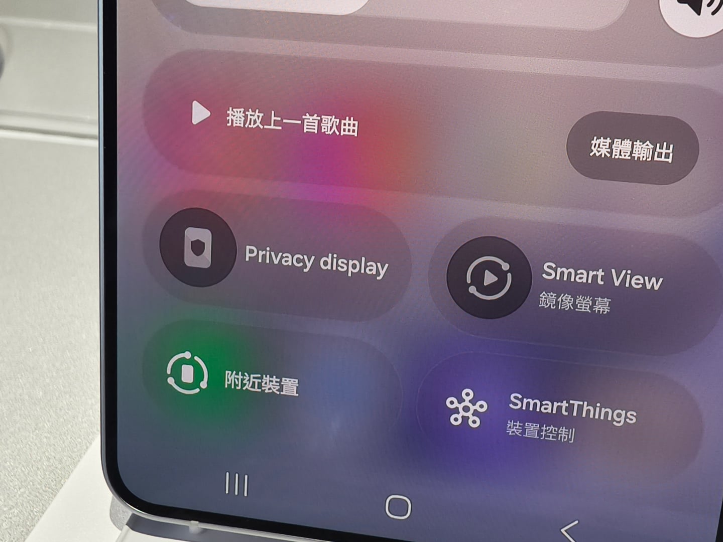 Samsung 最新推出的 Galaxy Buds4 系列無線耳機，為市場帶來兩款兼備先進 AI 技術與頂級音質的選擇──Galaxy Buds4 Pro 與 Galaxy Buds4。這兩款耳機分別採用入耳式與半開放式設計，讓用家可隨個人喜好及使用環境，靈活挑選最合適的佩戴方式。