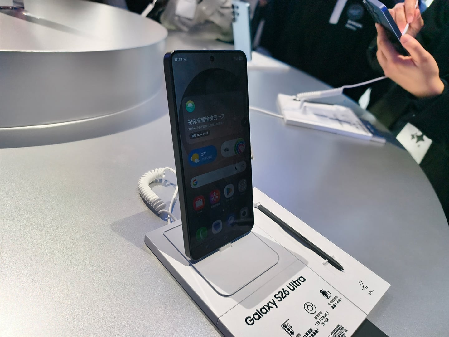 Samsung 最新推出的 Galaxy Buds4 系列無線耳機，為市場帶來兩款兼備先進 AI 技術與頂級音質的選擇──Galaxy Buds4 Pro 與 Galaxy Buds4。這兩款耳機分別採用入耳式與半開放式設計，讓用家可隨個人喜好及使用環境，靈活挑選最合適的佩戴方式。