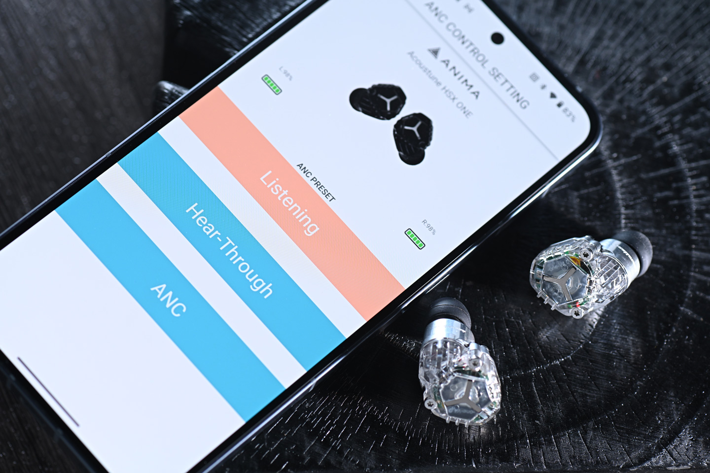 秉承日本製造的嚴謹工藝與聲學技術，Acoustune 再次帶來令人注目的 HSX ONE，延續品牌標誌性的金屬聲學腔體設計，更首度加入主動降噪（ANC）功能，並支援多種高解析度藍牙編碼，力求在便攜性與音質之間找到理想平衡。這款定價親民的日本製耳機，是否能在競爭激烈的市場中脫穎而出？