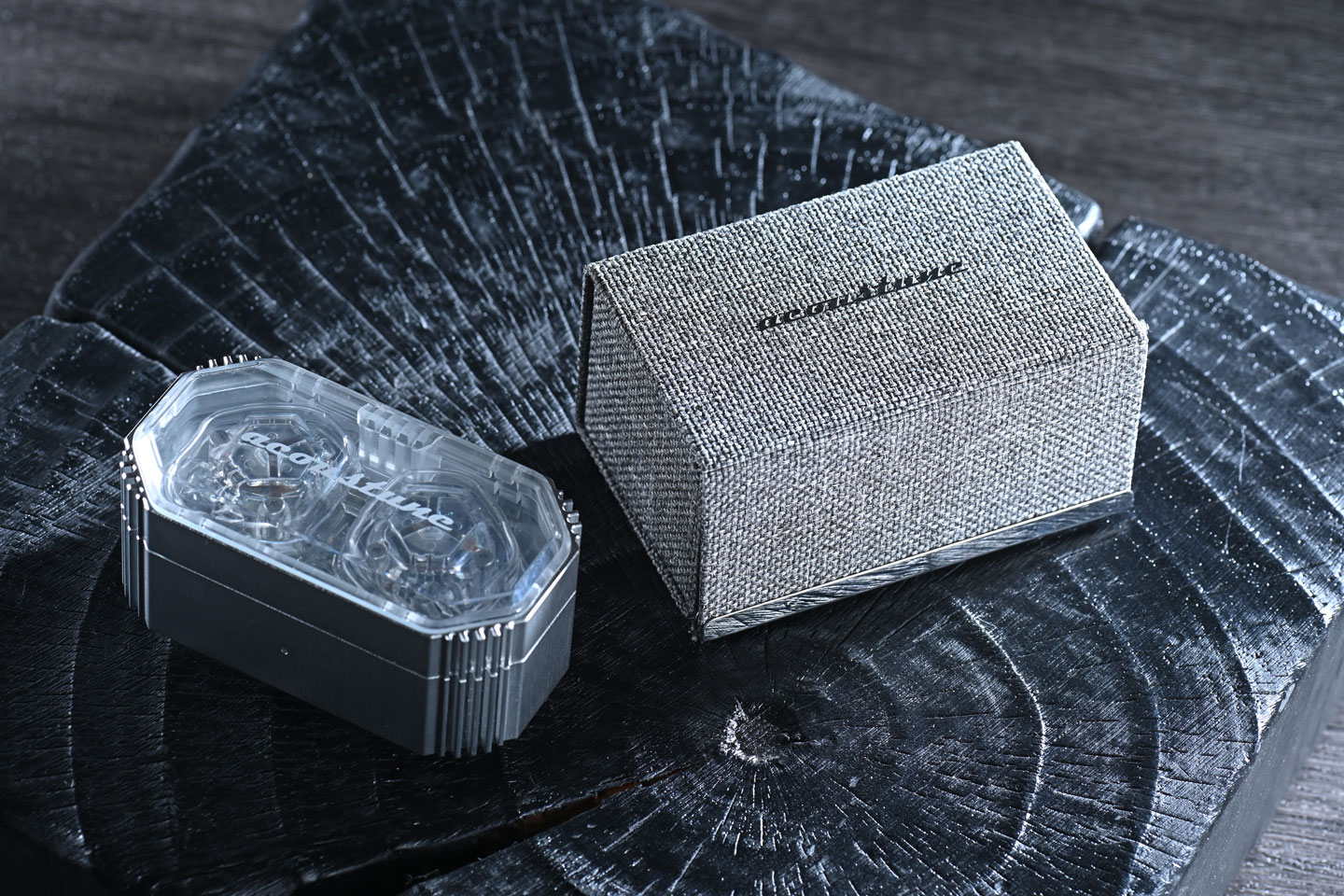 秉承日本製造的嚴謹工藝與聲學技術，Acoustune 再次帶來令人注目的 HSX ONE，延續品牌標誌性的金屬聲學腔體設計，更首度加入主動降噪（ANC）功能，並支援多種高解析度藍牙編碼，力求在便攜性與音質之間找到理想平衡。這款定價親民的日本製耳機，是否能在競爭激烈的市場中脫穎而出？