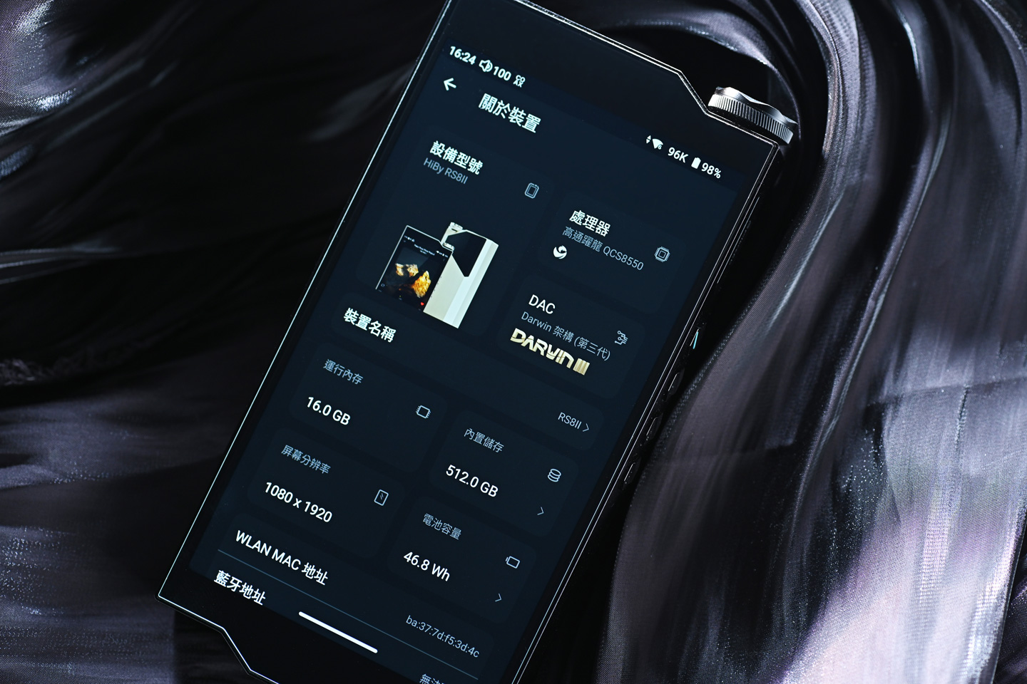 HiBy 最新推出的旗艦播放器 RS8 II，承載了不少音響發燒友的厚望。作為 RS8 的後繼機型，RS8 II 不僅在硬件規格上實現了大幅升級，更在聲音調校與使用體驗上進行了全面改進。它搭載了 Qualcomm 頂尖的 Dragonwing QCS8550 處理器，結合 HiBy 自家研發的第三代 DARWIN R2R DAC 架構，以及創新的 Adaptive 自適應混合放大系統和 Sankofa AI 音色克隆技術，讓 RS8 II 在競爭激烈的高階市場中找到獨特定位。
筆者認為，RS8 II 最吸引人的地方，是它在實際使用感受與聲音表現之間取得了難得的平衡，既有旗艦級的硬件實力，也兼顧了音色的溫暖與細膩。