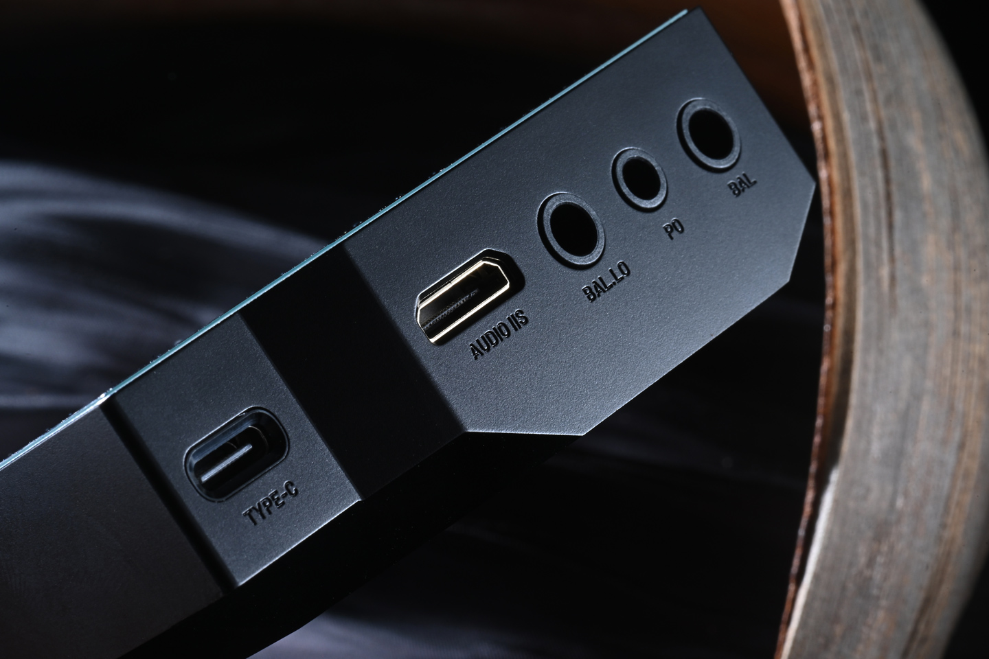 HiBy 最新推出的旗艦播放器 RS8 II，承載了不少音響發燒友的厚望。作為 RS8 的後繼機型，RS8 II 不僅在硬件規格上實現了大幅升級，更在聲音調校與使用體驗上進行了全面改進。它搭載了 Qualcomm 頂尖的 Dragonwing QCS8550 處理器，結合 HiBy 自家研發的第三代 DARWIN R2R DAC 架構，以及創新的 Adaptive 自適應混合放大系統和 Sankofa AI 音色克隆技術，讓 RS8 II 在競爭激烈的高階市場中找到獨特定位。
筆者認為，RS8 II 最吸引人的地方，是它在實際使用感受與聲音表現之間取得了難得的平衡，既有旗艦級的硬件實力，也兼顧了音色的溫暖與細膩。