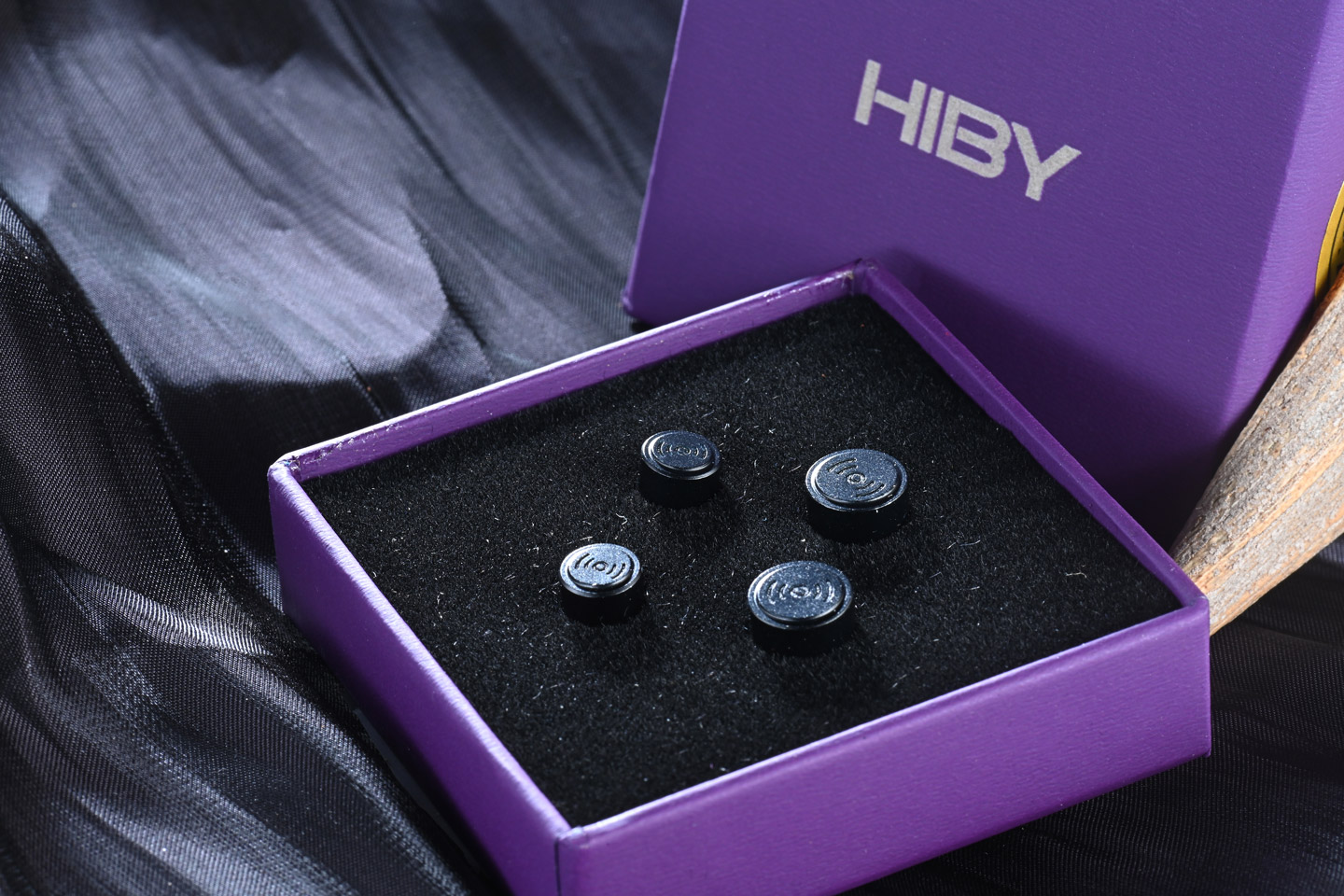 HiBy 最新推出的旗艦播放器 RS8 II，承載了不少音響發燒友的厚望。作為 RS8 的後繼機型，RS8 II 不僅在硬件規格上實現了大幅升級，更在聲音調校與使用體驗上進行了全面改進。它搭載了 Qualcomm 頂尖的 Dragonwing QCS8550 處理器，結合 HiBy 自家研發的第三代 DARWIN R2R DAC 架構，以及創新的 Adaptive 自適應混合放大系統和 Sankofa AI 音色克隆技術，讓 RS8 II 在競爭激烈的高階市場中找到獨特定位。
筆者認為，RS8 II 最吸引人的地方，是它在實際使用感受與聲音表現之間取得了難得的平衡，既有旗艦級的硬件實力，也兼顧了音色的溫暖與細膩。