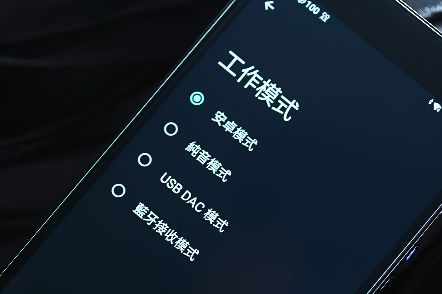 HiBy 最新推出的旗艦播放器 RS8 II，承載了不少音響發燒友的厚望。作為 RS8 的後繼機型，RS8 II 不僅在硬件規格上實現了大幅升級，更在聲音調校與使用體驗上進行了全面改進。它搭載了 Qualcomm 頂尖的 Dragonwing QCS8550 處理器，結合 HiBy 自家研發的第三代 DARWIN R2R DAC 架構，以及創新的 Adaptive 自適應混合放大系統和 Sankofa AI 音色克隆技術，讓 RS8 II 在競爭激烈的高階市場中找到獨特定位。
筆者認為，RS8 II 最吸引人的地方，是它在實際使用感受與聲音表現之間取得了難得的平衡，既有旗艦級的硬件實力，也兼顧了音色的溫暖與細膩。