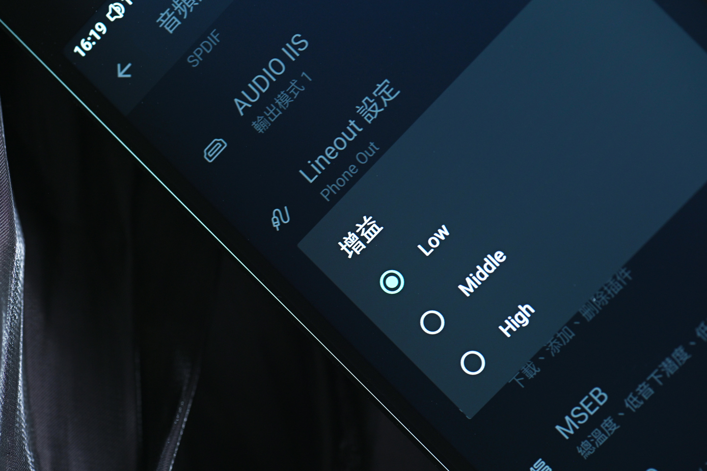 HiBy 最新推出的旗艦播放器 RS8 II，承載了不少音響發燒友的厚望。作為 RS8 的後繼機型，RS8 II 不僅在硬件規格上實現了大幅升級，更在聲音調校與使用體驗上進行了全面改進。它搭載了 Qualcomm 頂尖的 Dragonwing QCS8550 處理器，結合 HiBy 自家研發的第三代 DARWIN R2R DAC 架構，以及創新的 Adaptive 自適應混合放大系統和 Sankofa AI 音色克隆技術，讓 RS8 II 在競爭激烈的高階市場中找到獨特定位。
筆者認為，RS8 II 最吸引人的地方，是它在實際使用感受與聲音表現之間取得了難得的平衡，既有旗艦級的硬件實力，也兼顧了音色的溫暖與細膩。