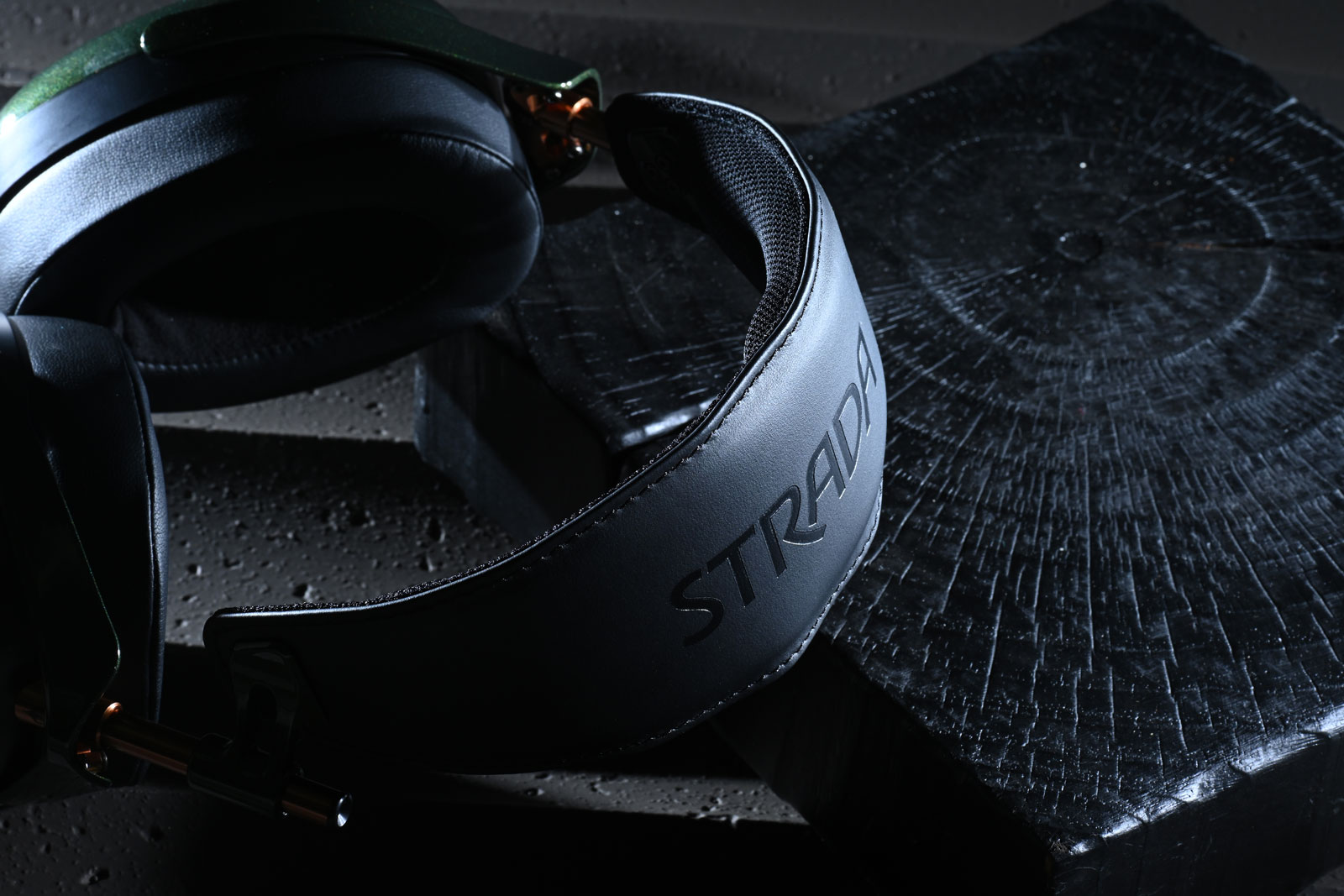 羅馬尼亞音響品牌 Meze Audio 最新推出的 STRADA，以「隨時隨地享受音樂」作為核心理念，是品牌定位相對親民的一款封閉式頭戴耳機。STRADA 在羅馬尼亞語中意為「街道」，寓意陪伴用家走過日常生活的不同路途。設計上延續品牌廣受好評的 LIRIC 系列機身架構，並加入動圈單元系統與高級材質，讓耳機既適合便攜使用，同時也能呈現出具有空間感與層次感的音樂體驗。