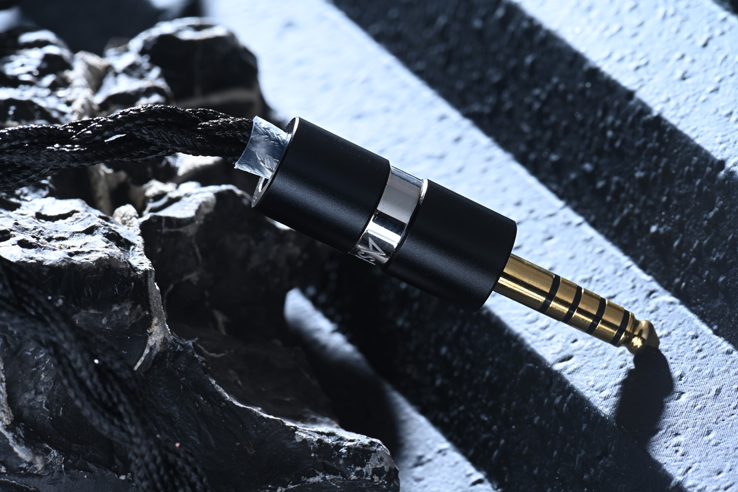 Astell&Kern 與 Volk Audio 攜手推出的 Stella，是專為追求聲音精準與真實感的用家製作的頂級入耳式監聽耳機。結合 AK 的精密工程、Volk Audio 的聲學設計，以及格林美獎母帶工程師 Michael Graves 的調音經驗，Stella 以全金屬外殼提升耐用度與共振控制，並根據 Astell&Kern SP4000 播放器調音，呈現更匹配的音色效果。