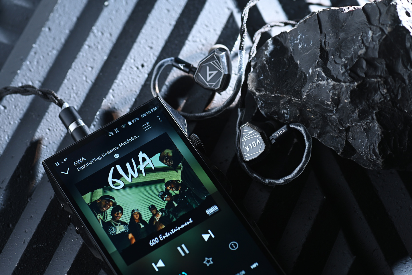 Astell&Kern 與 Volk Audio 攜手推出的 Stella，是專為追求聲音精準與真實感的用家製作的頂級入耳式監聽耳機。結合 AK 的精密工程、Volk Audio 的聲學設計，以及格林美獎母帶工程師 Michael Graves 的調音經驗，Stella 以全金屬外殼提升耐用度與共振控制，並根據 Astell&Kern SP4000 播放器調音，呈現更匹配的音色效果。